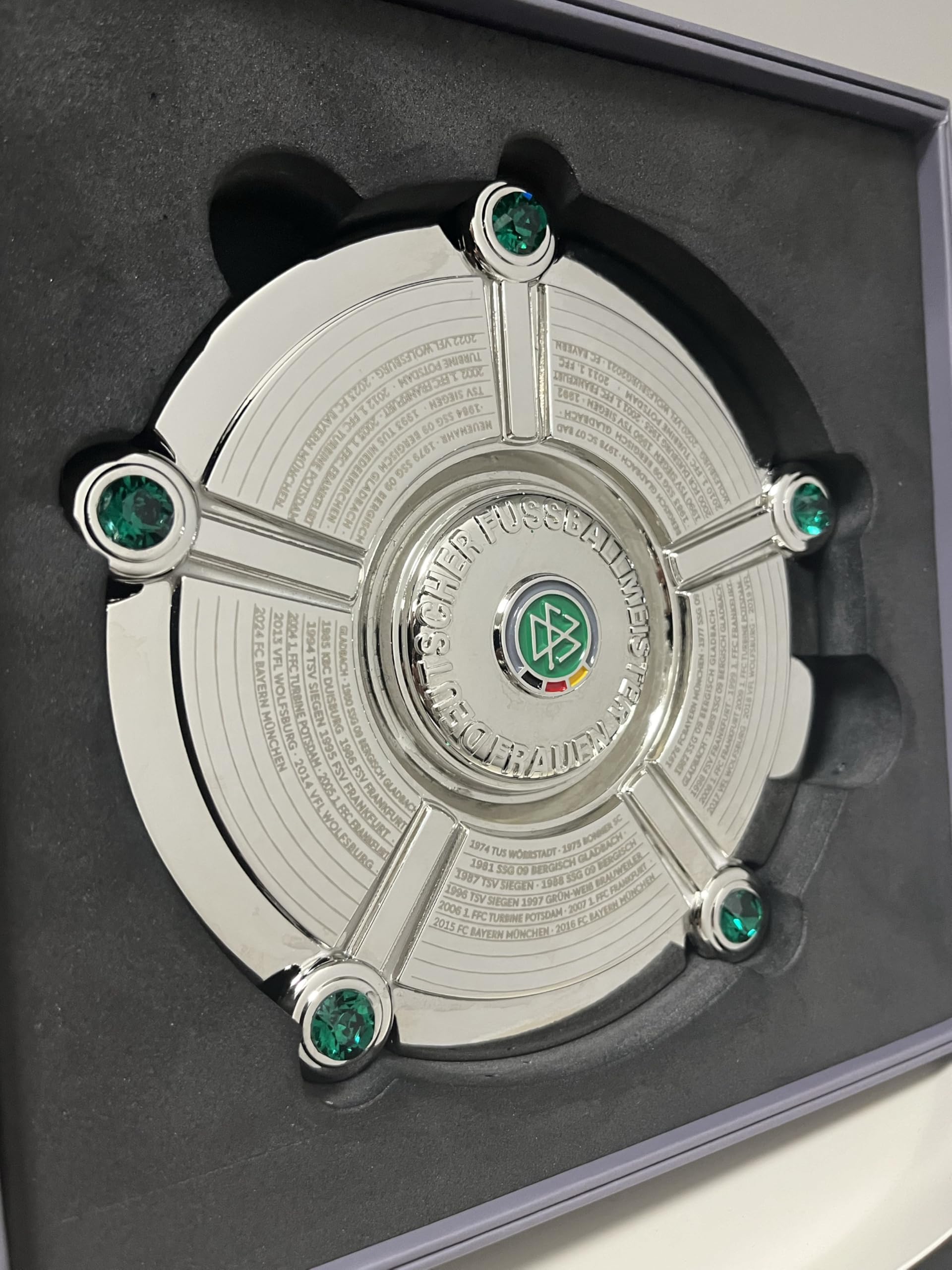 DFB - Balón de fútbol para mujer, 150 mm de diámetro de metal, artículo oficial de la Federación Alemana de Fútbol | Caja de regalo | Certificado de autenticidad holograma | Master Gravuren