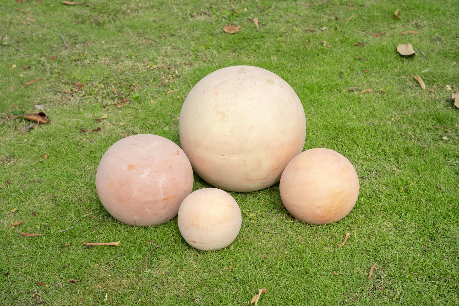 Juego de 4 Bolas Decorativas de jardín de Terracota (10 cm, 15 cm, 20 cm y 30 cm), Resistente a Las heladas y a la Intemperie, Ideal como decoración de jardín