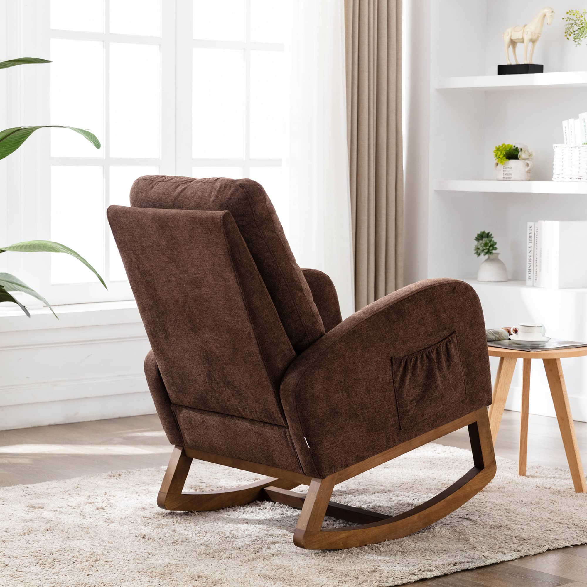I0I&I0I Mecedora Mid-Century moderna, respaldo alto, madera de árbol de goma, bolsillos laterales, salón y habitación infantil, capacidad de carga de 150 kg, cómodo acolchado (café)