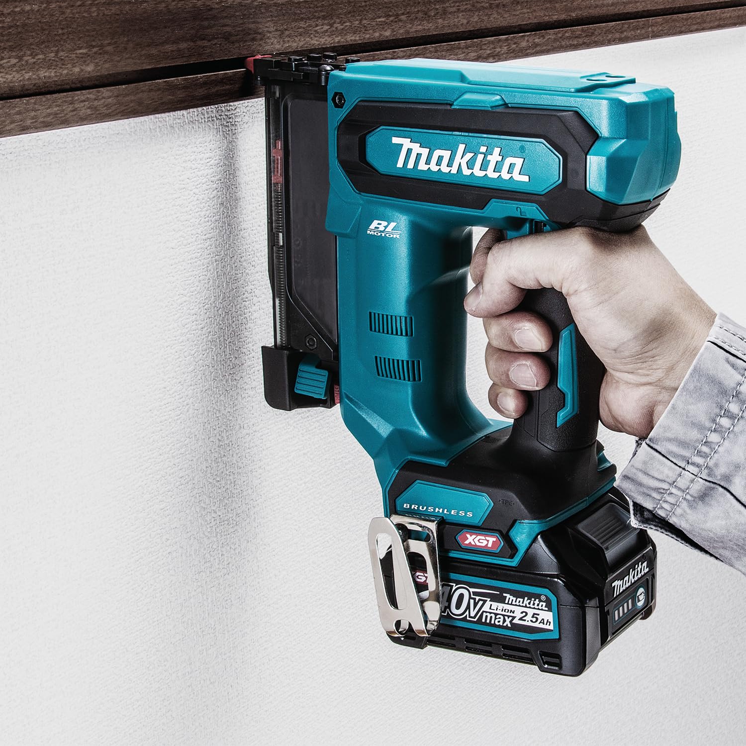 Makita PT001GZ Clavadora sin escobillas 40V Max Li-ion XGT Baterías y cargadores no incluidos