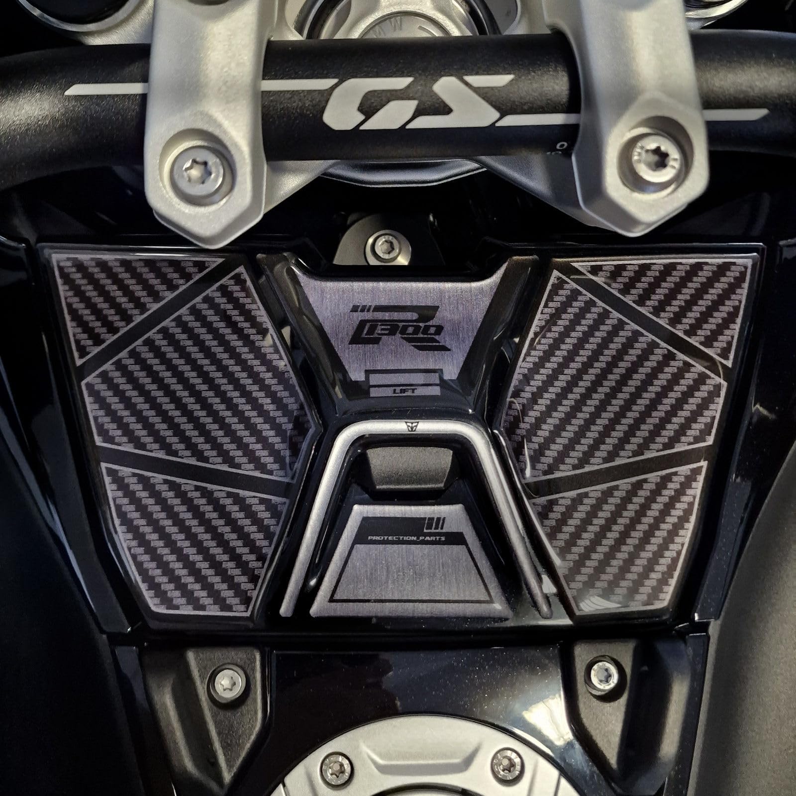 Resin Bike Naklejki Moto kompatybilne z BMW R 1300 GS Adventure 2025. Chronią uchwyt zbiornika przed uderzeniami i zadrapaniami. Naklejki żywiczne z efektem 3D - wyprodukowane we Włoszech