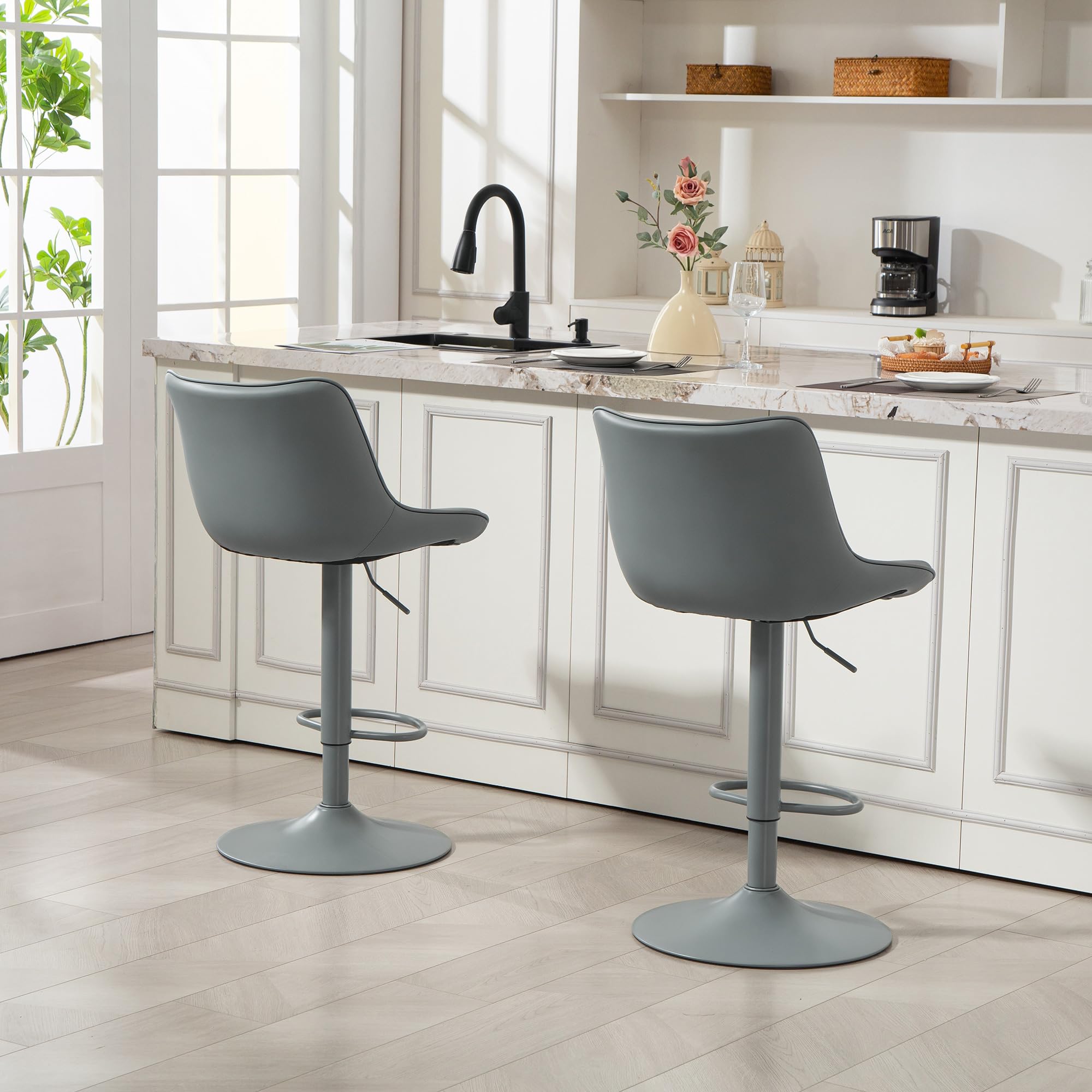 HOMCOM Juego de 2 Taburetes de Bar Taburetes Altos de Cocina Giratorios con Altura Ajustable 92-110 cm Respaldo Asiento de Piel Sintética Marco de Acero y Reposapiés para Comedor Mostrador Gris