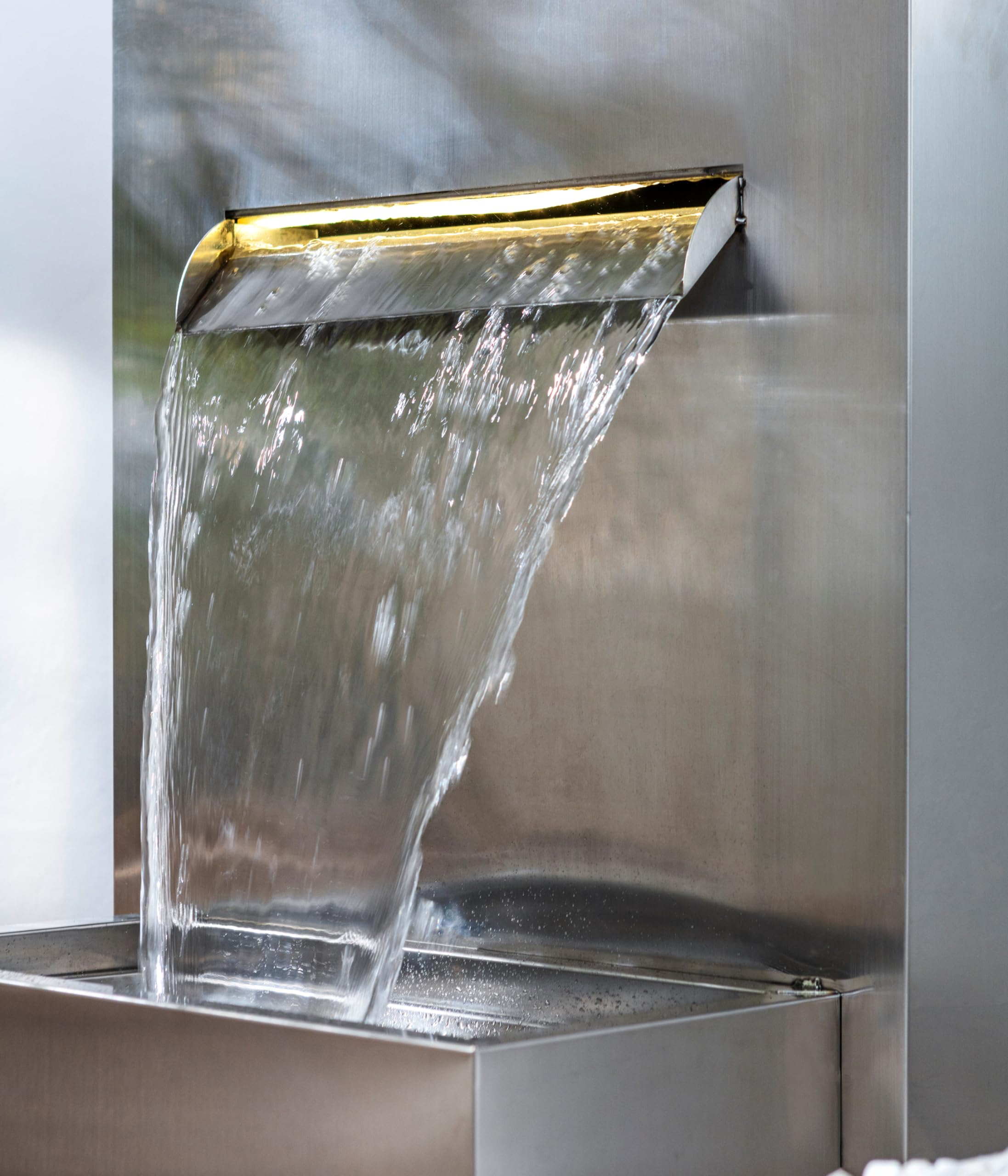 Dehner Gartenbrunnen Dallas, Terassenbrunnen frostbeständig, Brunnen für Außen, mit LED Beleuchtung, ca. 89 x 46 x 44 cm, Edelstahl, Silber