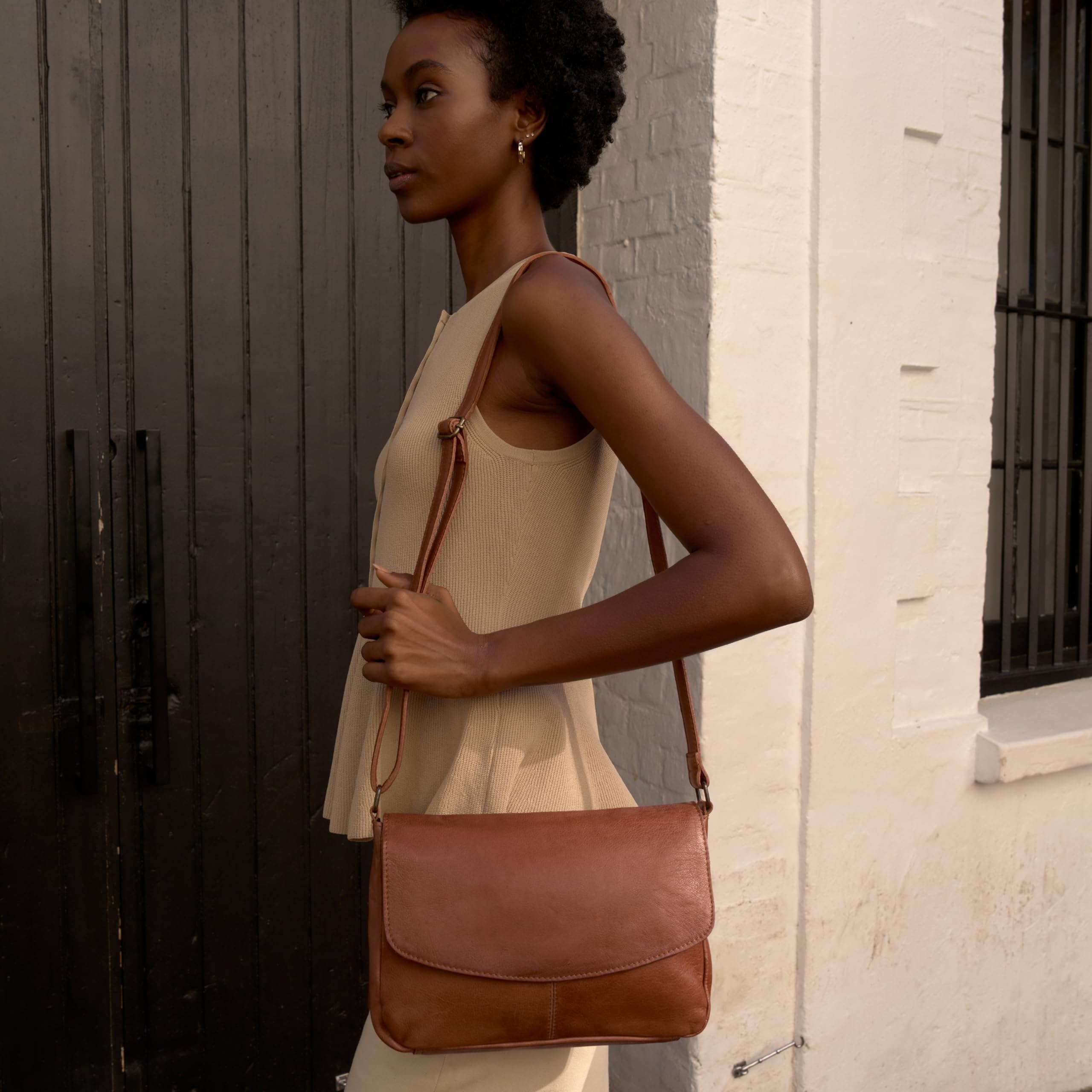 Gusti Leder Umhängetasche Damen - Maisie – Kleine Ledertasche Damen aus Echtleder - Vintage Umhängetasche Leder mit Reißverschluss & Gurt