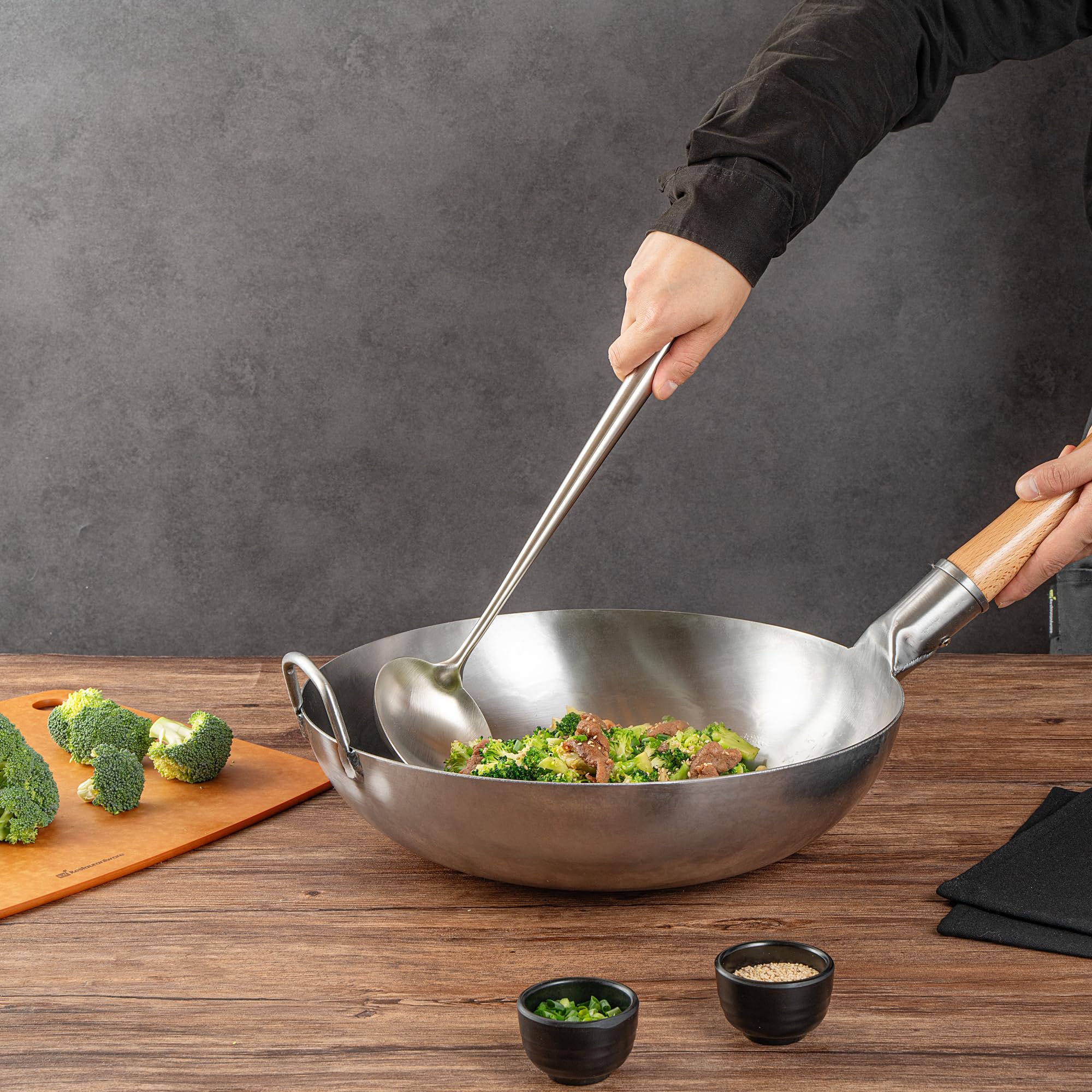 Restaurantware Motomori - Cucharón wok de 17 pulgadas, 1 cuchara de wok lavable en lavavajillas, agujero para colgar, mango extralargo, cucharón de cocina china de acero inoxidable 304, para revolver,