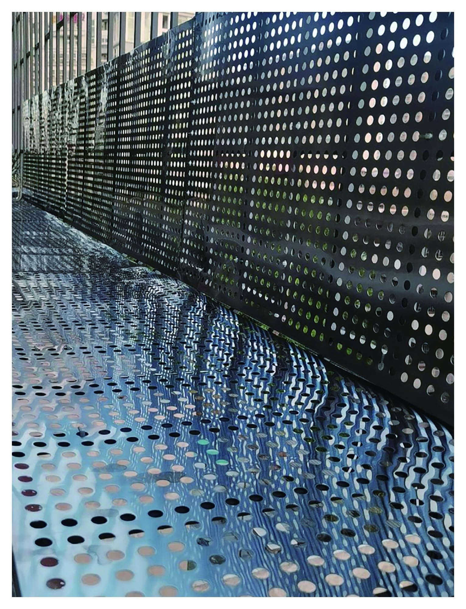 Balcon sécurisé en ville grâce à cette tôle perforée inox 304 antichute
