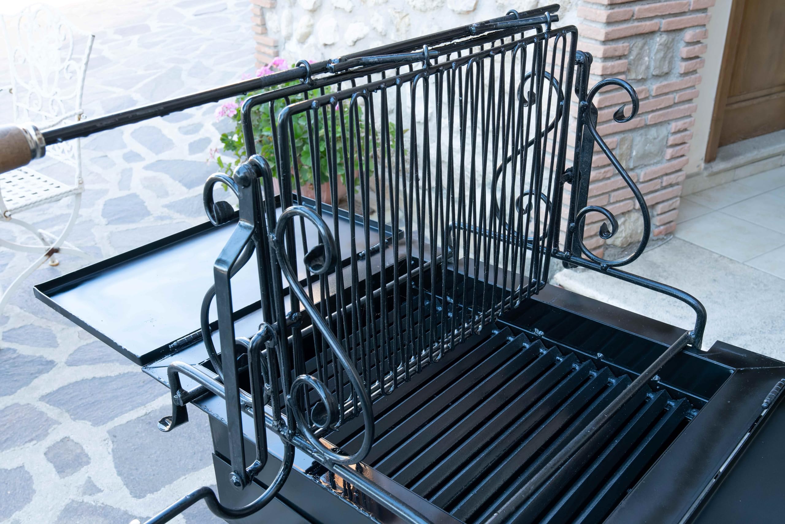 Barbecue in ferro battuto ZINCATO pesante con alette portatutto e griglia ribaltabile 80 × 45 × 70 cm