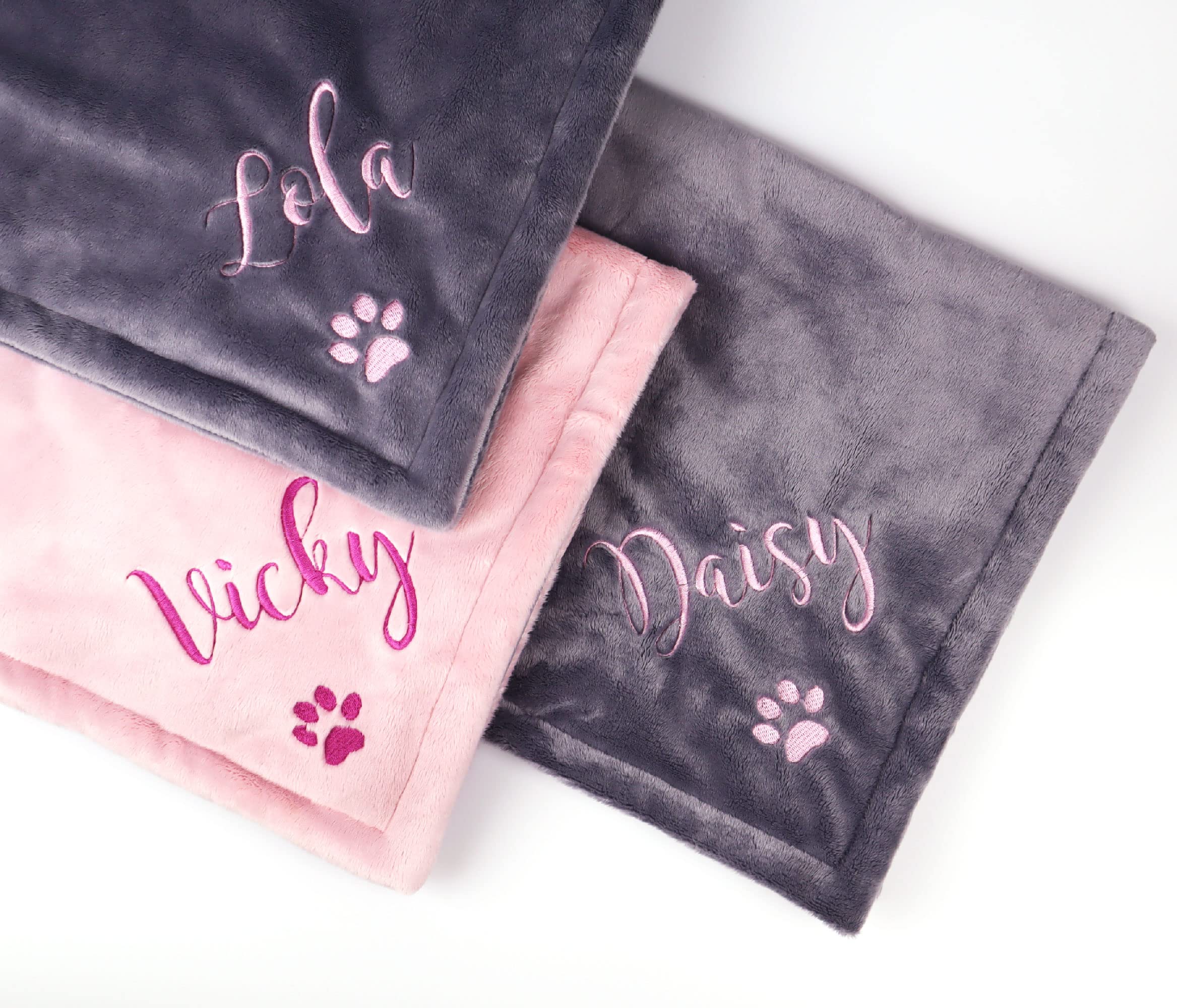 Generisch Personalisierte Hundedecke mit Namen – Premium Kuscheldecke für Hunde & Katzen – Bestickt & Gepolstert – Geschenk für Hundebesitzer, Welpen & Neue Hundeeltern (pink)