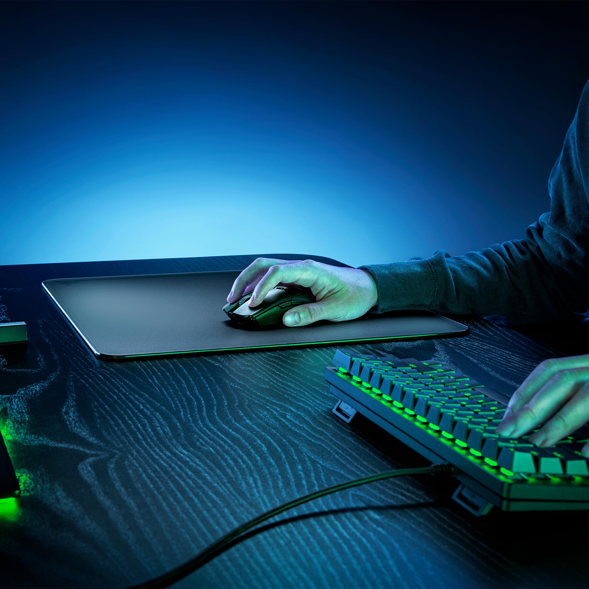 Razer Atlas - Tapis de Souris en Verre (Verre trempé de Qualité Supérieure, Surface Ultra Lisse & Micro-découpée, Résistant à la Saleté et aux Rayures, Mouvements Silencieux, Base Antidérapante) Noir