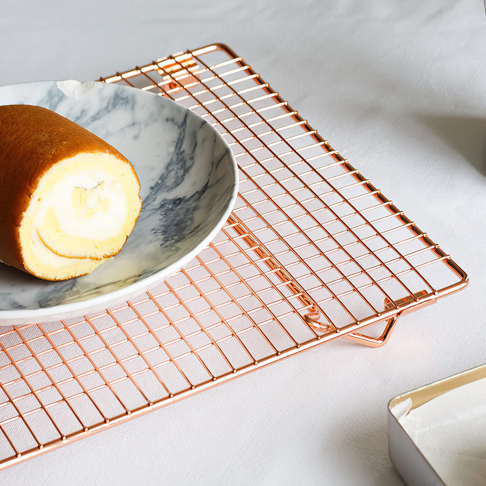 Kingrol Kühlgitter aus Edelstahl mit zusammenklappbaren Beinen, stapelbare Gitterdraht-Regale zum Kochen und Backen, Roségold, 2 Stück