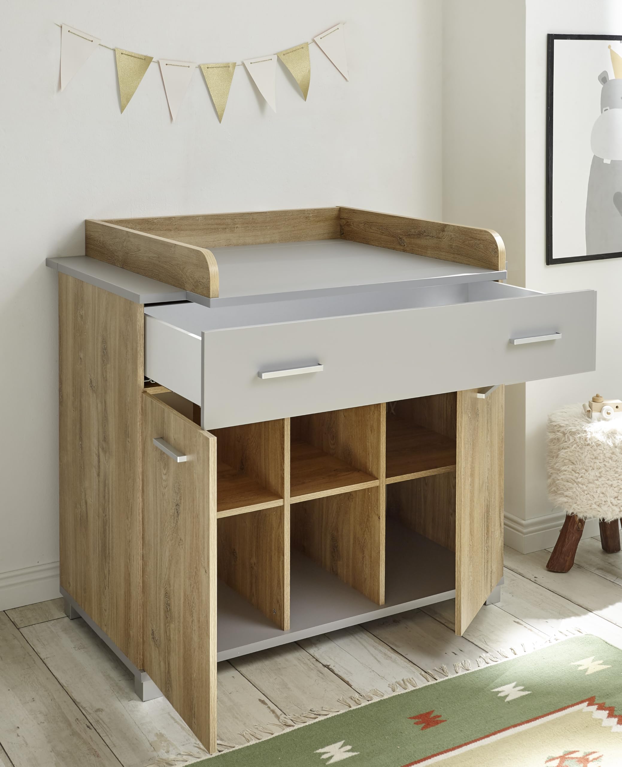 M Möbel-Direkt Deutschlands schnelle Möbel Babyzimmer Larissa 5-teilig - Kinderzimmer in Bolton Oak & Arktisgrau mit Drehtürenschrank, Babybett 70x140 cm höhenverstellbar, Wickelkommode & Regal