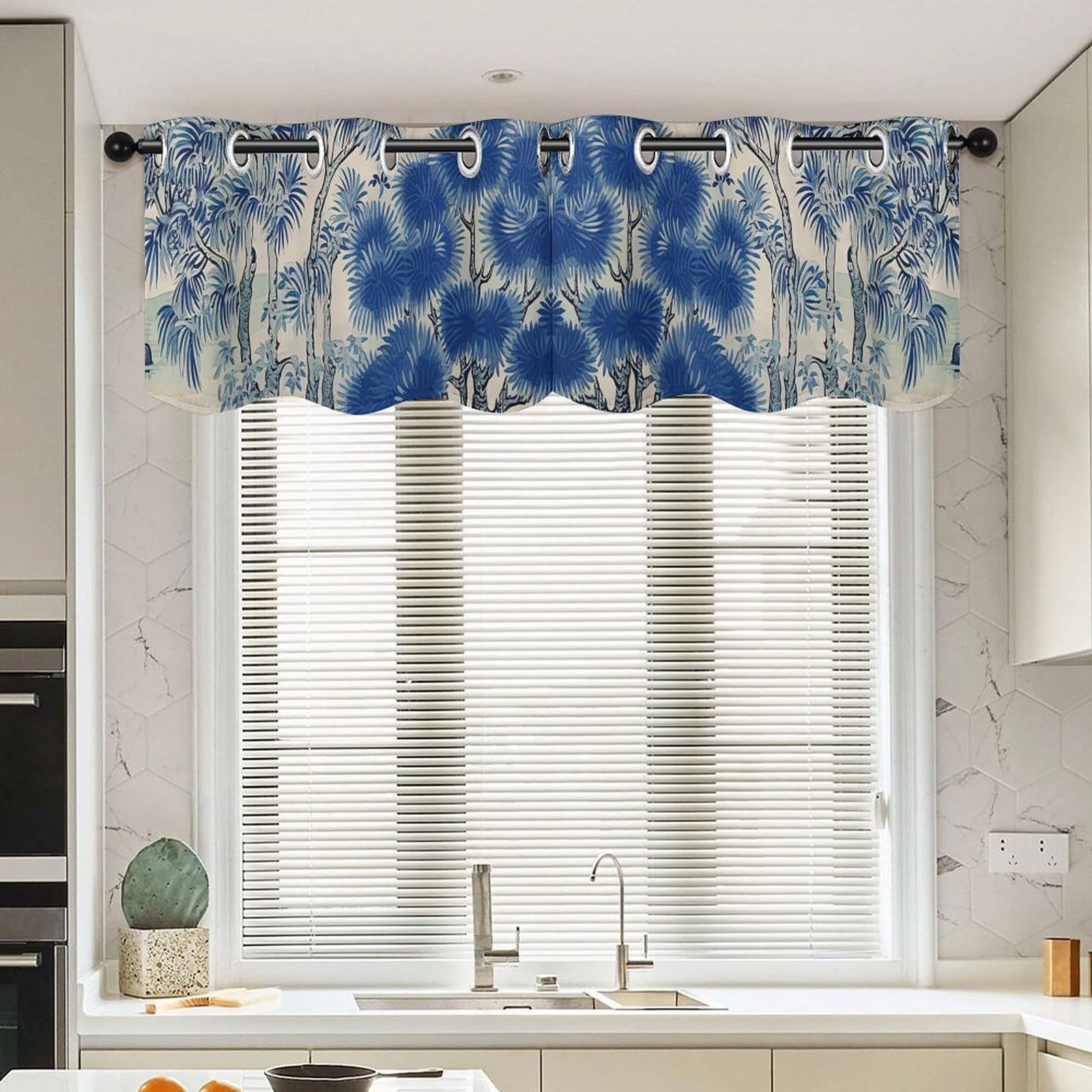 Rideau bleu dynastie asiatique pour habiller une petite fenêtre de cuisine sans perdre la lumière