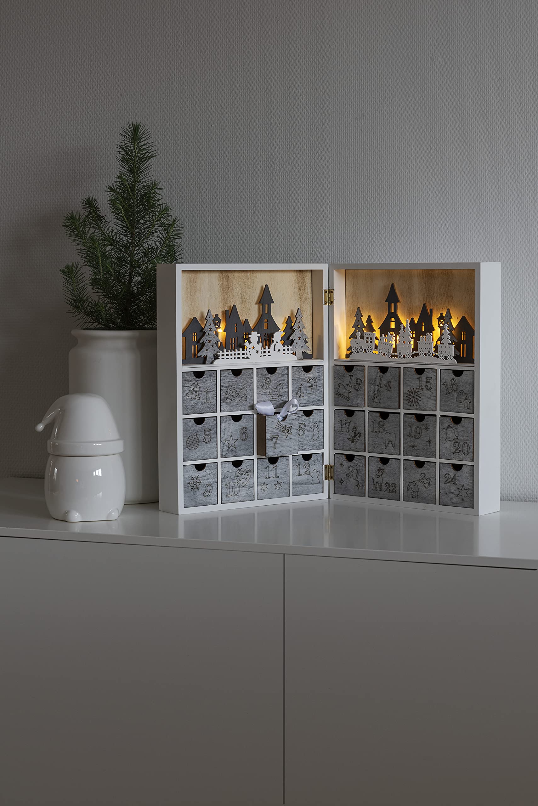 Konstsmide Calendario de Adviento con diseño de luces/silueta con 24 cajones extraíbles y decoración de pueblo, funciona con pilas: 4 pilas AA (excluidas), diodos blancos cálidos, madera, 3283-210