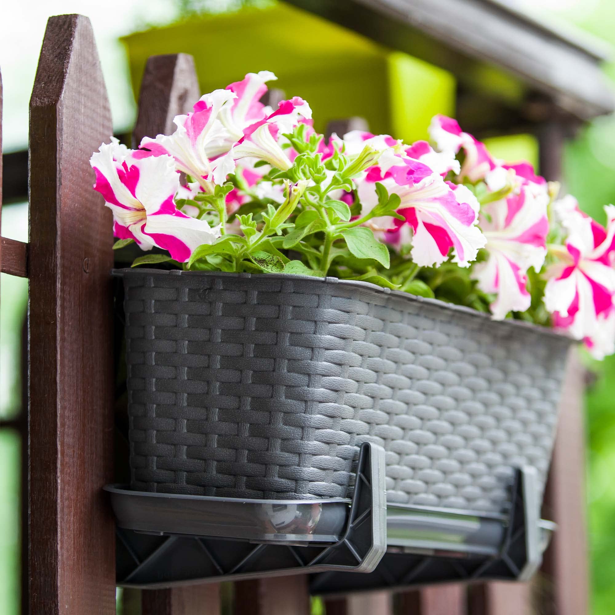 KADAX Macetas de Plástico Imitación Ratán, Maceteros Rectangulares con Platillos y Soportes para Exterior, Jardineras Colgantes (4: Grafito, 40 cm)
