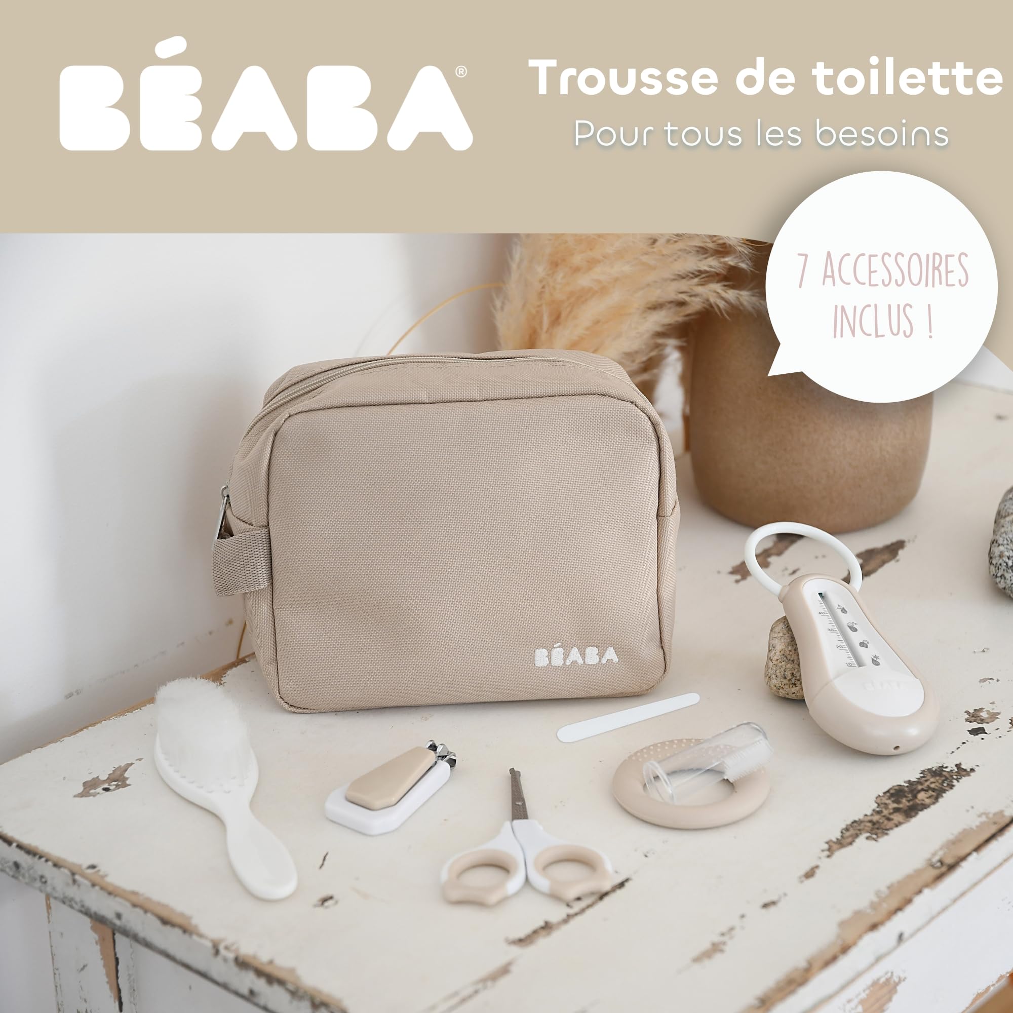 BÉABA Trousse de Toilette Bébé Nomade – 7 Accessoires Essentiels Dès la Naissance – Thermomètre, Coupe-Ongles, Ciseaux, Brosse, Anneau de Dentition – Format Compact avec Compartiments – Coloris Argile