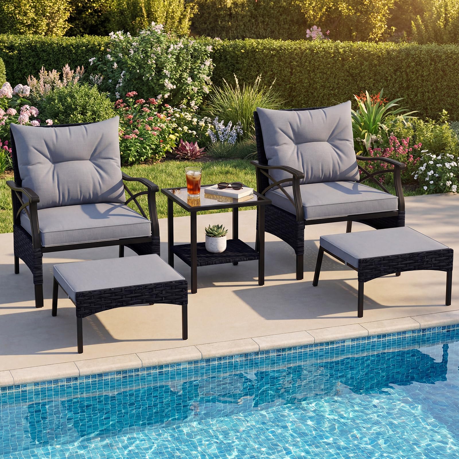 LIFEZEAL Salón de jardín exterior de ratán PE, juego de jardín exterior, 5 piezas, 2 sillones con cojines y 2 reposapiés, mesa de cristal con un estante, sillones, para terraza y patio (gris)