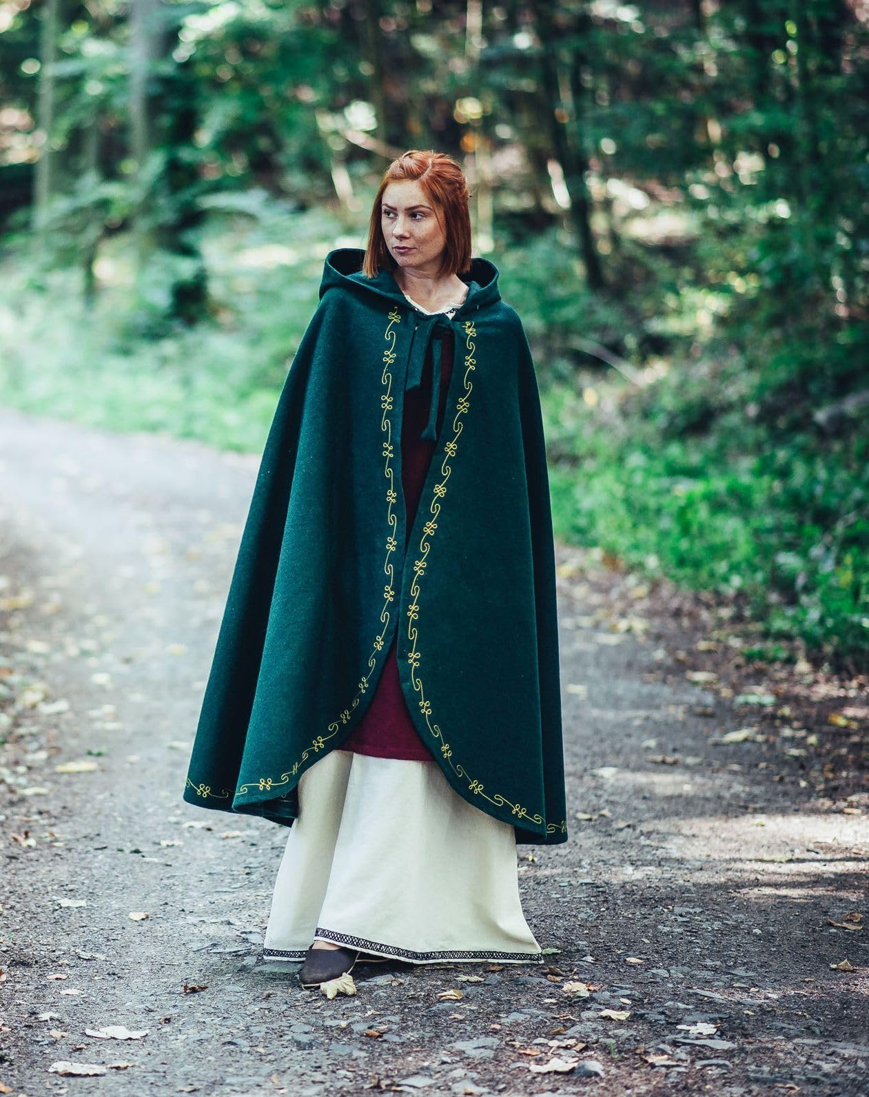 Leonardo Carbone® Ásidís średniowieczna peleryna wełniana z haftem ręcznym – średniowieczna odzież damska, peleryna damska, kostium hobbit, odzież LARP, Wikingowie, Cosplay, Halloween, karnawał