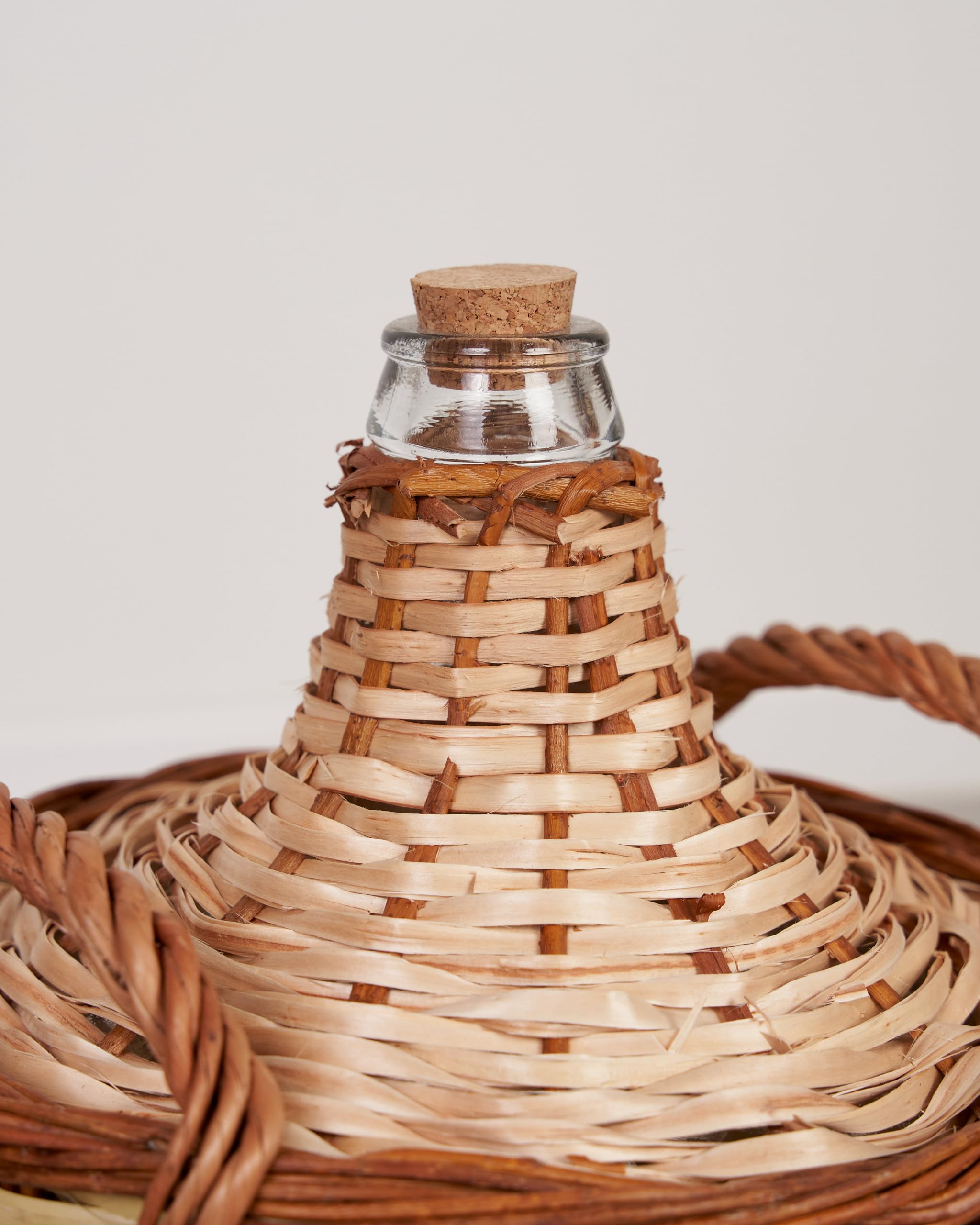 Garrafa Cristal Boca Estrecha Forrada Caña y Mimbre 4L Ref M1037CM-4 | Garrafa artesanal de vidrio reciclado forrada con caña y mimbre, fabricada en España con tapón de corcho natural.