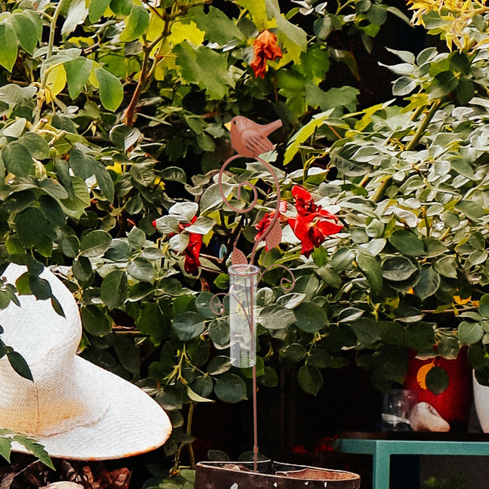 Dekorativer Regenmesser mit Eisenpfahl, Eisen und Glas, Braun | Garten und Terrasse, mit Erdspieß, Misst Niederschlag, Rustikaler Stil