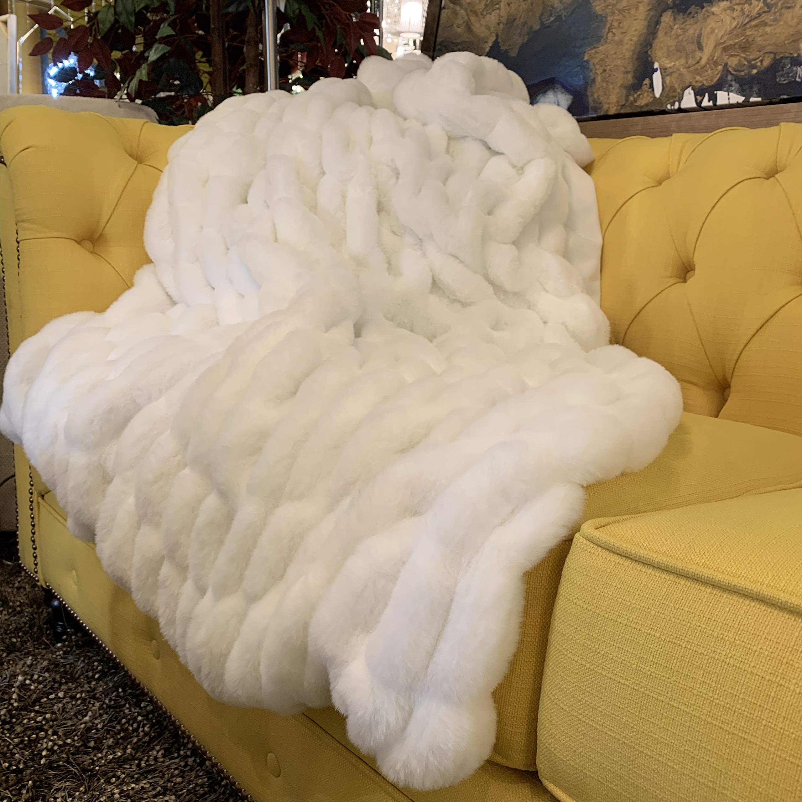 Rug Factory PlusLuxurious Hand Crafted Extra Soft Plush White Faux Fur Throw