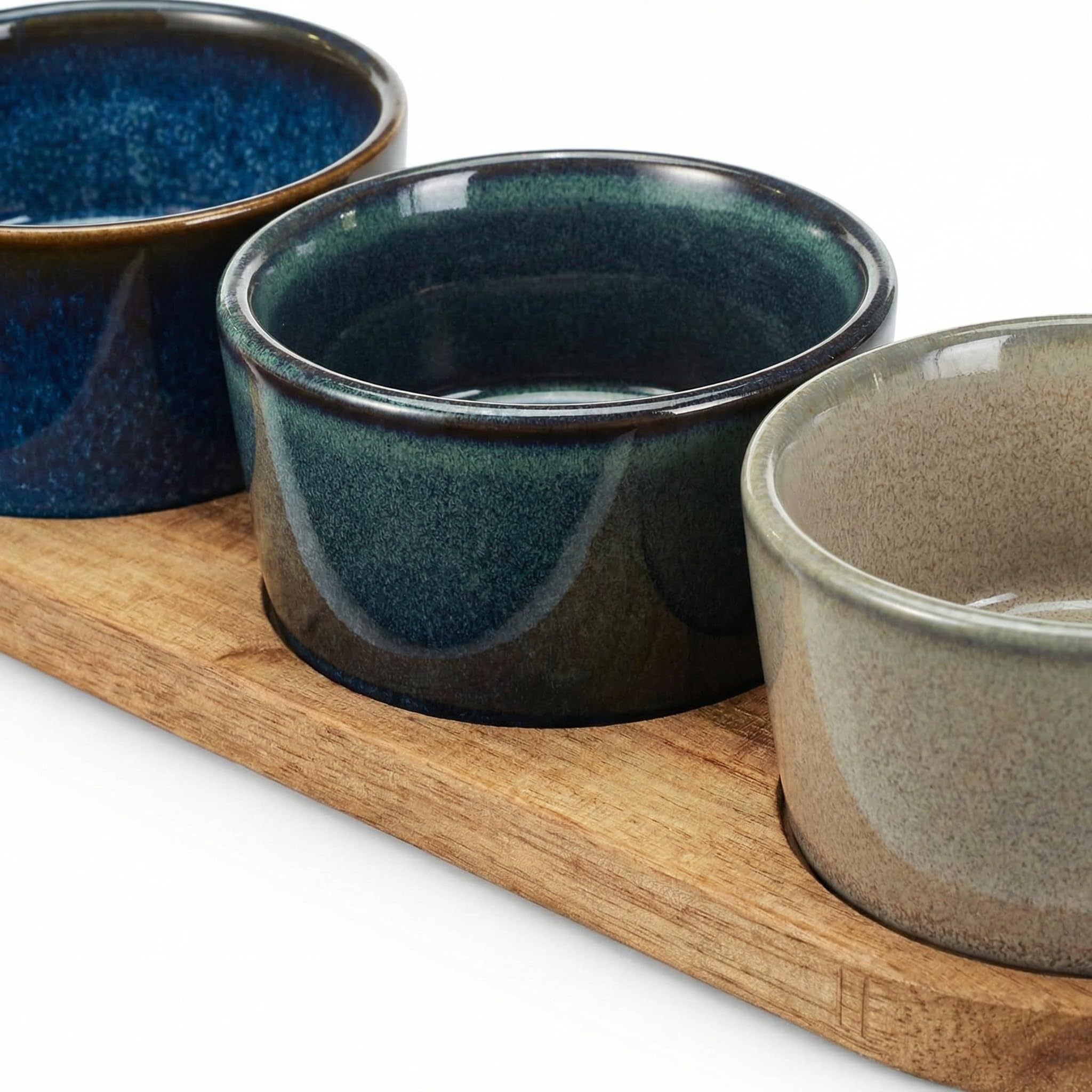 MIJOMA Set di servizio 4 pezzi – Tre ciotole in gres con smalto reattivo – Vassoio in legno di acacia FSC – Per tapas, salse e momenti di snack (vassoio ca. 29 × 10 × H 1,5 cm)