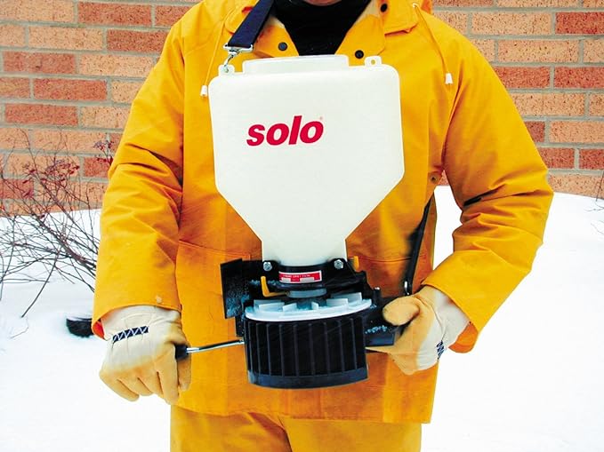 Solo 421S Esparcidor Portátil de 20 lb con Correa para Hombro miniatura 2