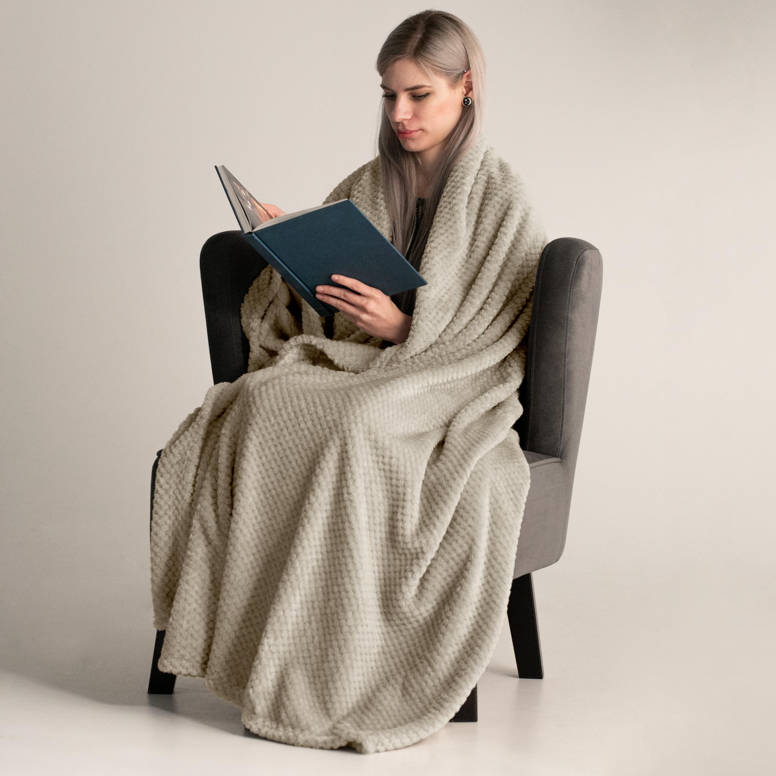 DecoKing Couverture Polaire 220 x 240 cm Plaid Doux en Microfibre pour Lits Canapés Chaises et Divans Style Scandinave Chaude Légère et pour Toutes Les Saisons Cappuccino Henry