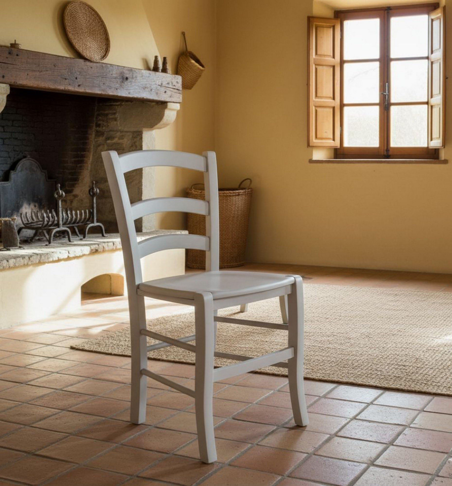Chaise classique en bois stable et confortable pour éviter le mal de dos