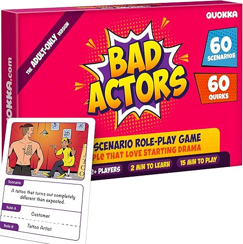 QUOKKA Juego de charadas y adivinanzas para adultos – 120 escenarios divertidos y tarjetas de peculiaridad | Perfecto para noches de juego para 3.