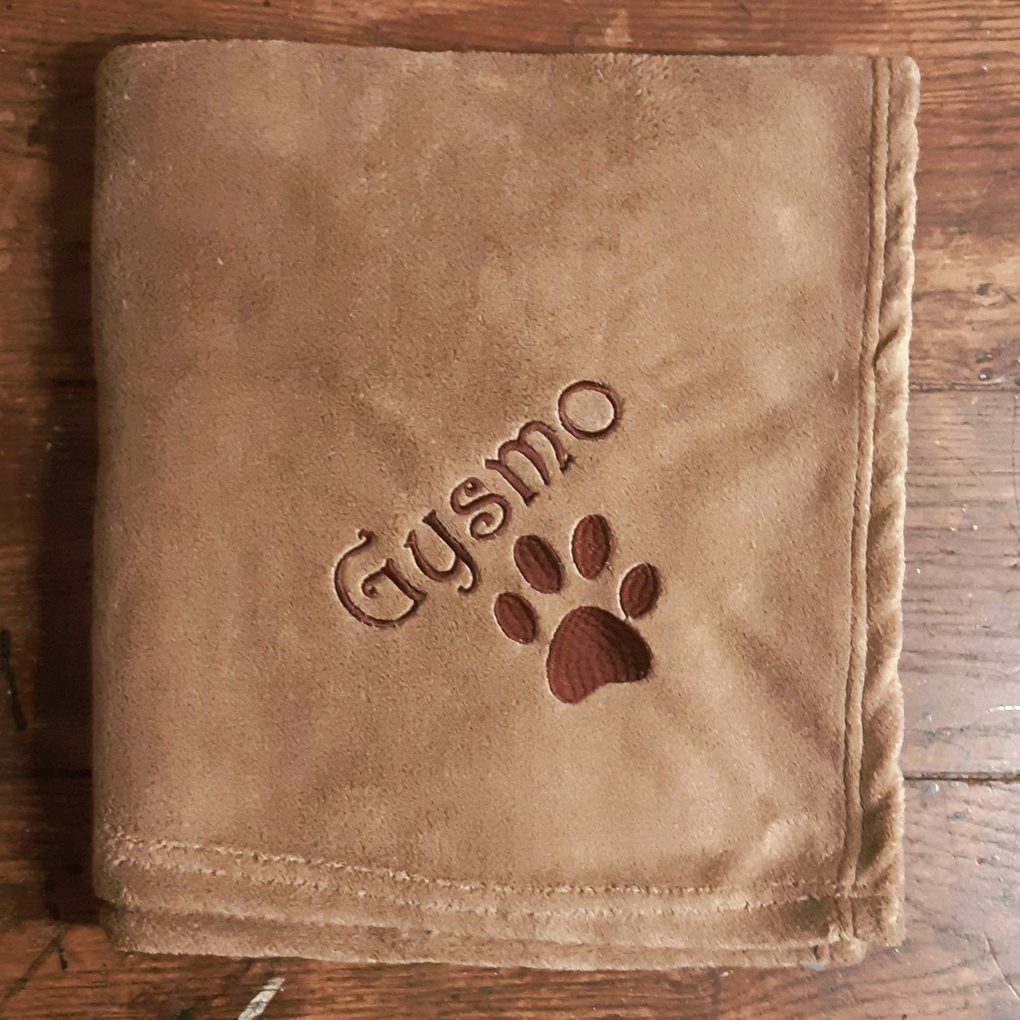 Couverture brodée et personnalisée pour Chat avec Son nom, Plaid, Protection canapé Fauteuil, Confortable, Polaire, 105x75cm, Chien, Animaux, Beige Gris Blanc Ciel Rose Noir Rouge