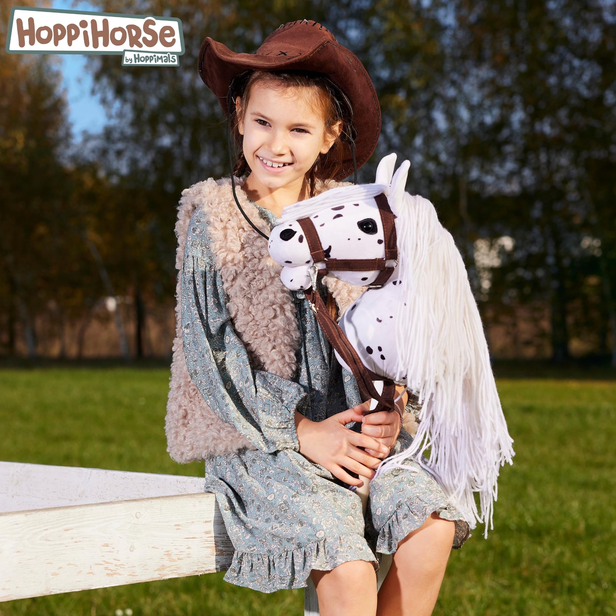 HOPPIHORSE Steckenpferd mit Trense - A3 - Hobby Horse mit Zügeln, Schultergurt, Schweif - hochwertiges Plüsch mit Langer Mähne - Silikongriff für besseren Halt - mit Geschenkverpackung