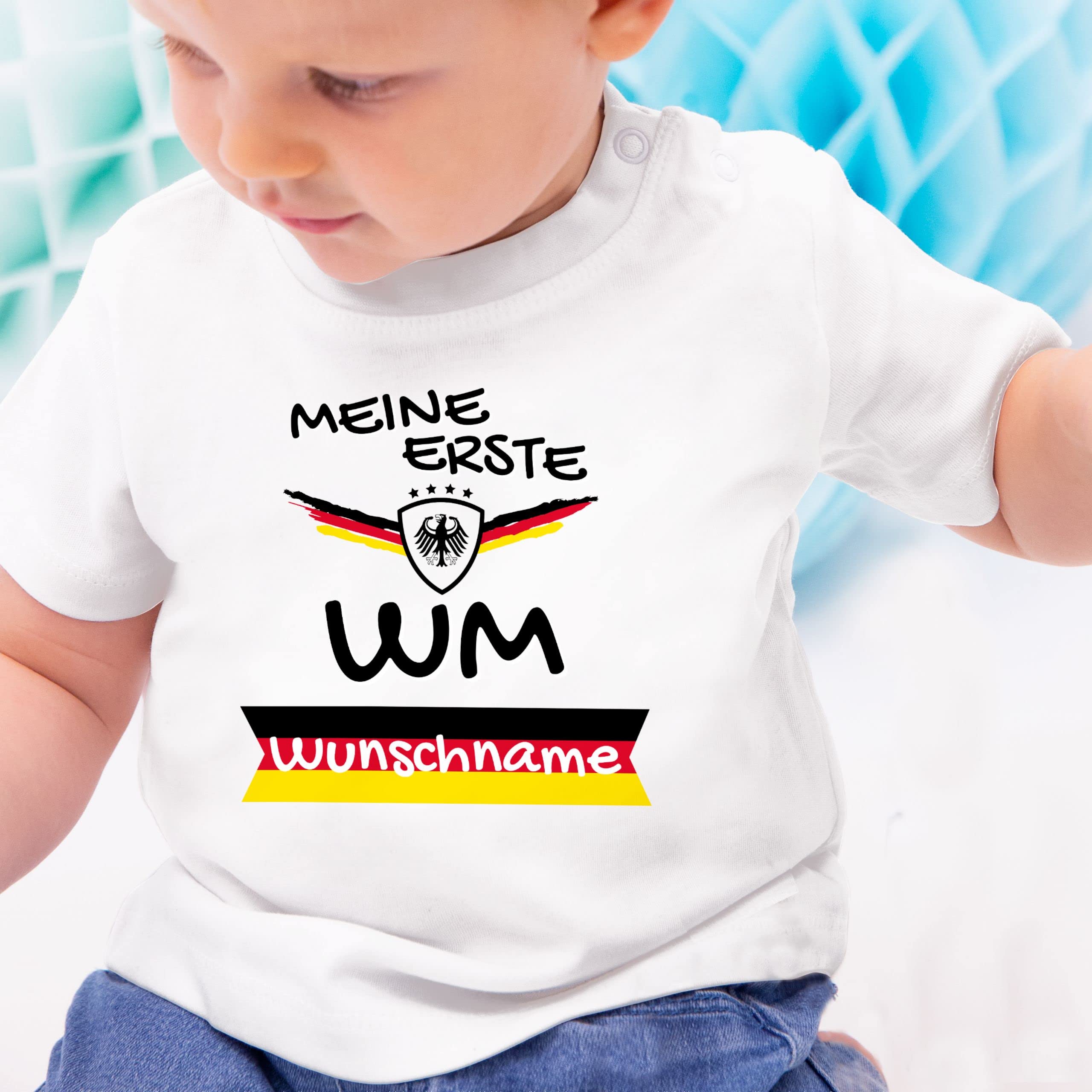 Geschenk mit Namen personalisiert by Shirtracer - Baby T-Shirt Mädchen Jungen - 2026 Fussball Fanartikel - Meine erste WM Deutschland mit Name anpassbar