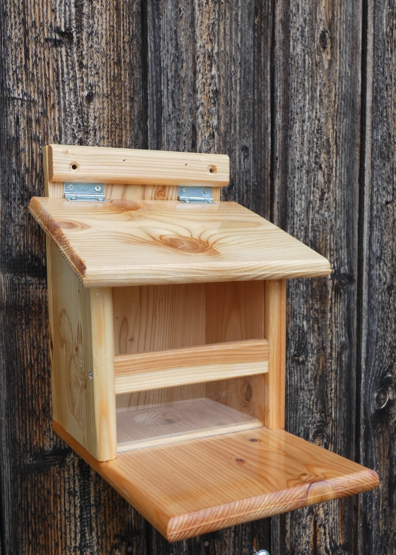 Mit tiefergesetzter Scheibe kein öffnen des Deckels durch das Eichhörnchen nötig, Eichhörnchenfutterhaus- Eichhörnchen-Haus Eichhörnchenfutter WITTERUNGSBESTÄNDIG LÄRCHENHOLZ