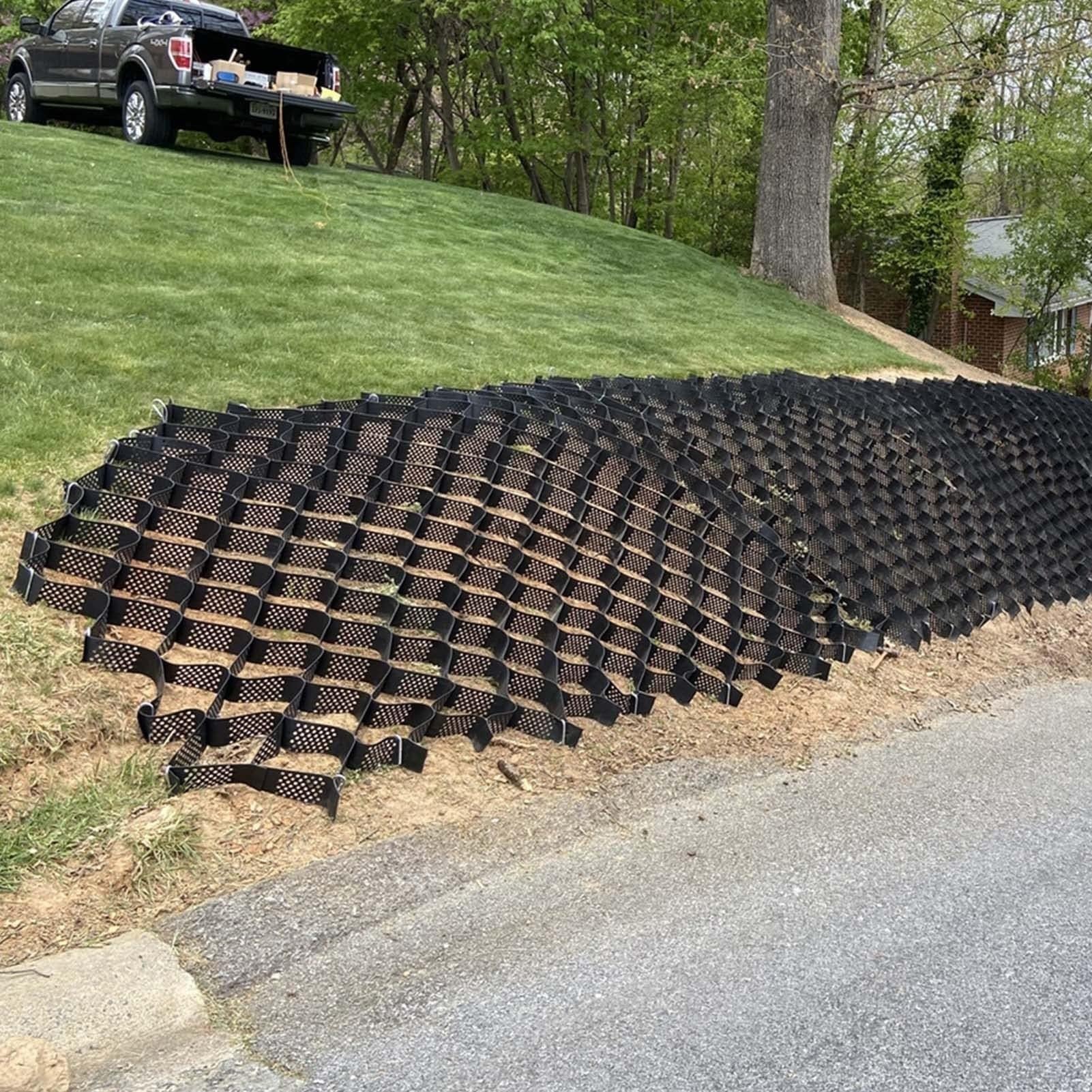 Rejilla estabilizadora de grava de panal de abeja para entrada y pendiente. Sistema de pavimentación permeable respetuoso con el medio ambiente con agujeros de drenaje de lluvia, fácil instalación