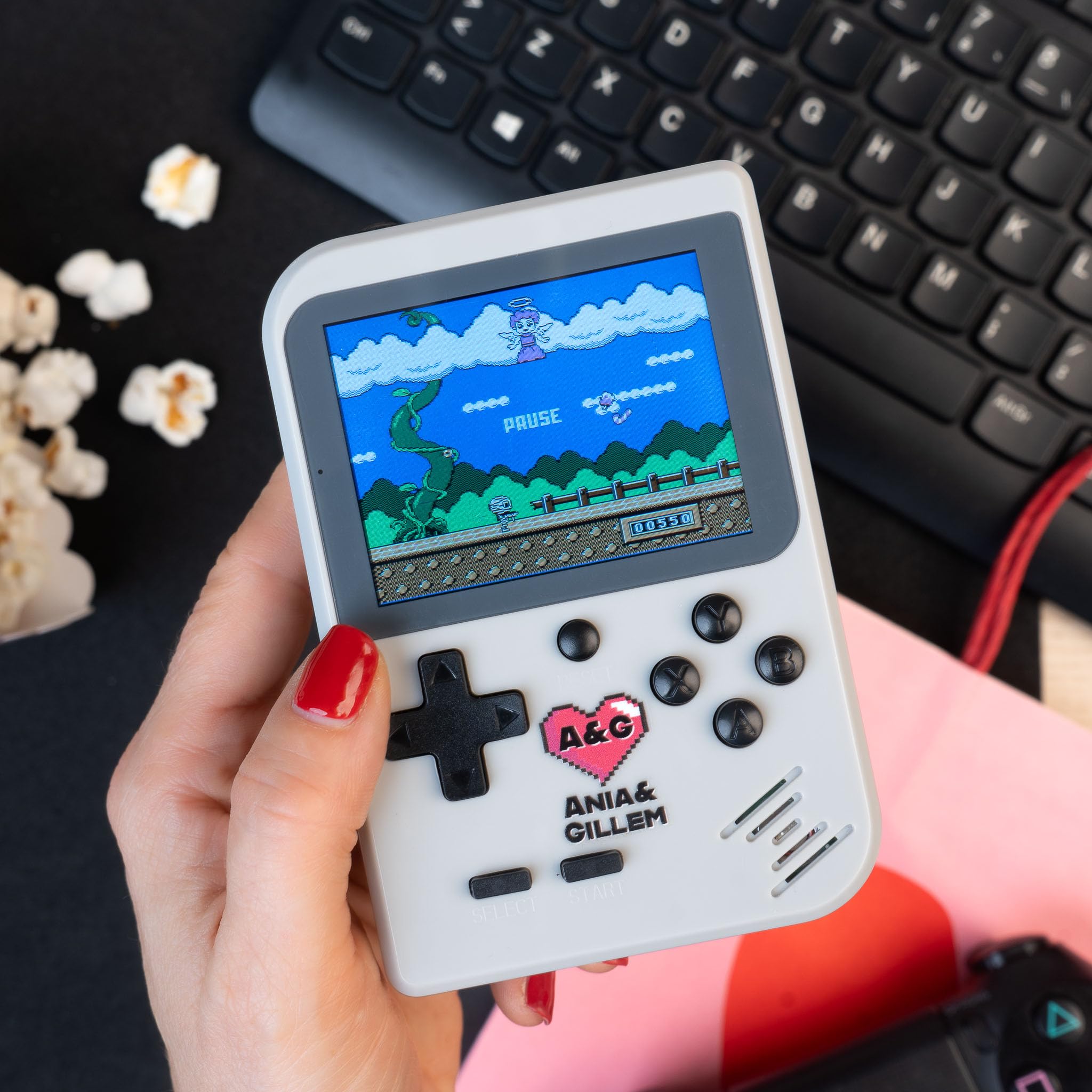 Wanapix | Console Rétro Portable Personnalisée | 256 Jeux Vidéo Classiques | Graphismes 8 Bits en Couleur | Fonctionne sur Batterie et se Recharge Via Câble USB-C