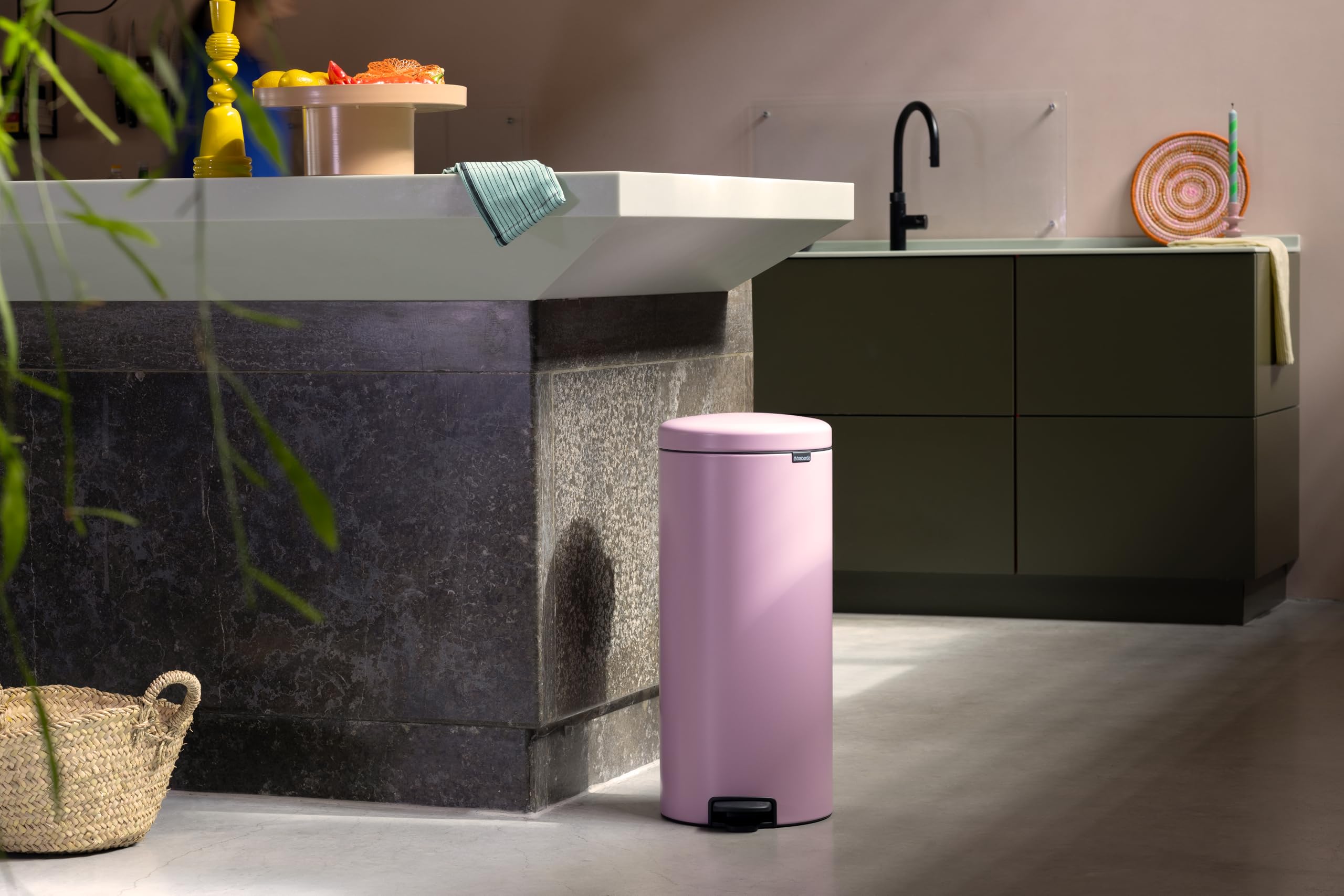 Brabantia NewIcon Treteimer 5 l – Mini Mülleimer für Küche oder Bad mit Soft-Close-Funktion und leichtgängigem Pedal, Badmülleimer mit herausnehmbarem Inneneimer - Lilac Pink - 21 x 27 x 29 cm