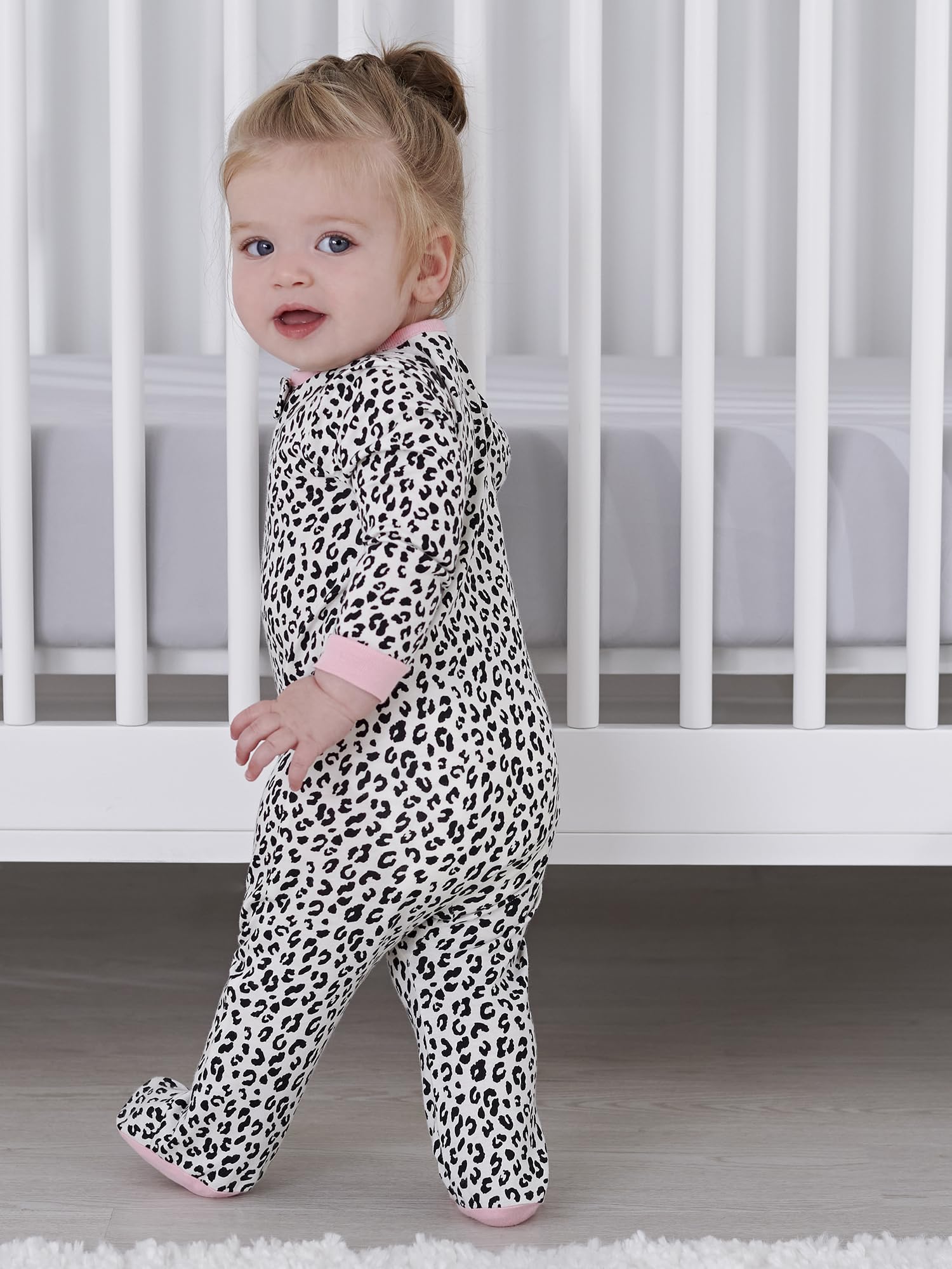 Gerber Sleep 'N Play Śpioszki dziecięce dla dziewczynek ze stópkami, 4-pak