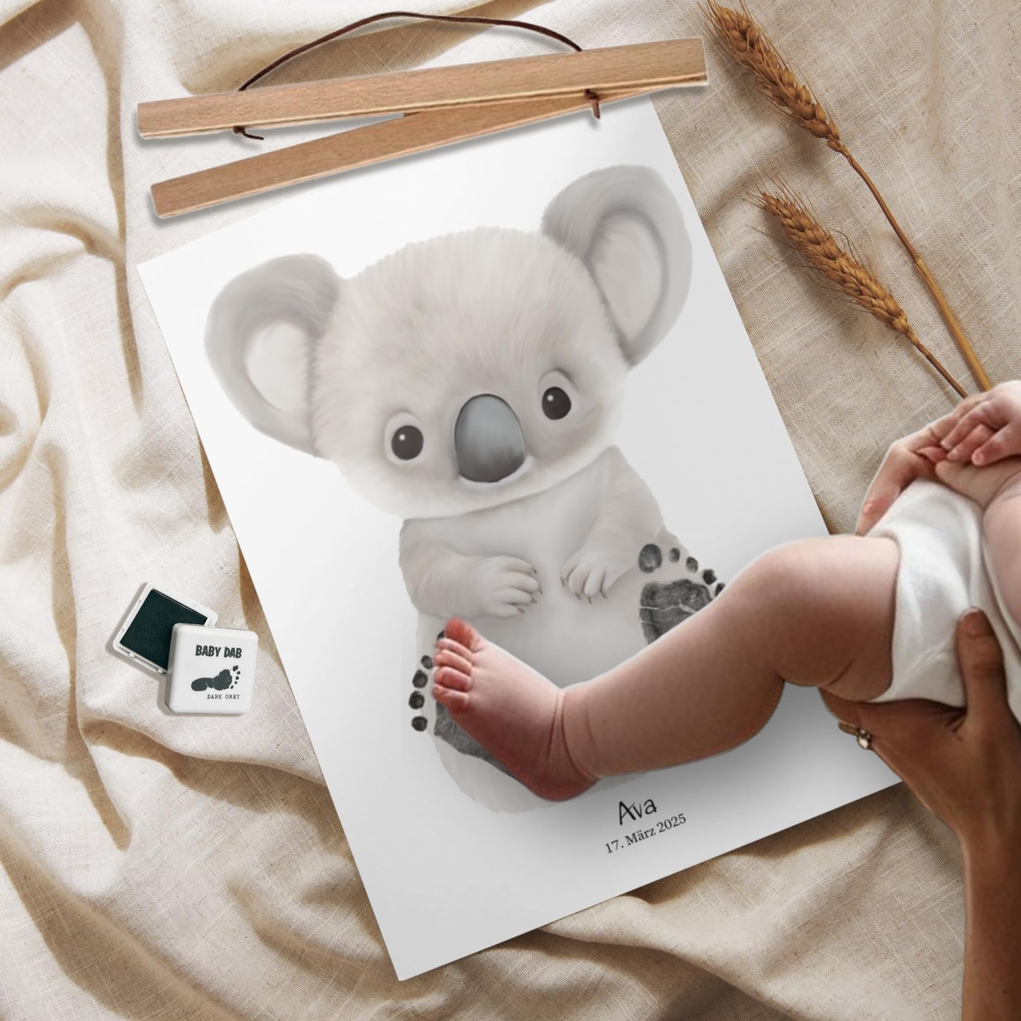 Personalisiertes Baby Fußabdruck Poster im Skandi Boho beige Stil Babyfußabdrücke auf Tier Geschenk Geburt Taufe 1. Geburtstag Junge Mädchen (Koala, DIN A4 - bis ca. 6 Monate)