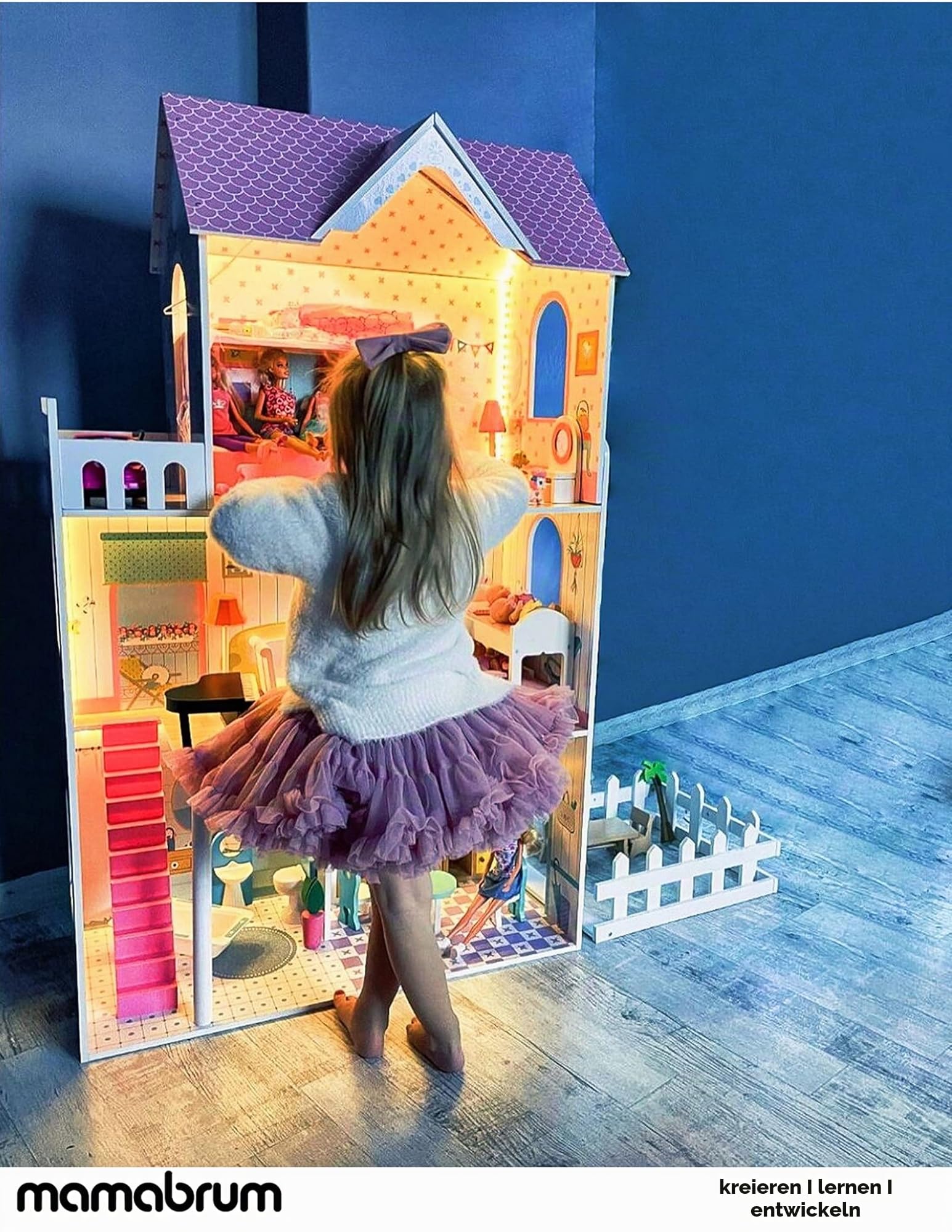 mamabrum Puppenhaus Holz XXL 123 cm mit LED – Großes Puppenhaus ab 3 Jahre mit Möbel & Garten – Doll House mit Licht & Zubehör – Kreatives Spielhaus für Mädchen