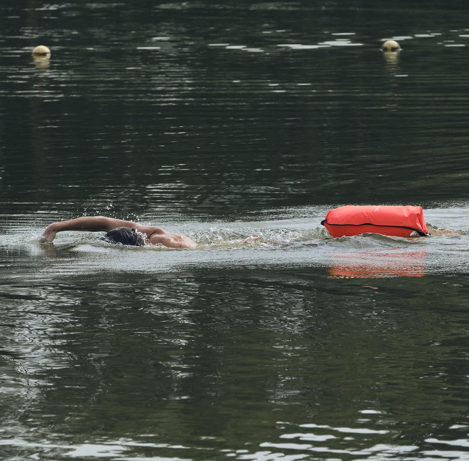 Bouée de natation gonflable avec lumière et étui de téléphone - Flotteur flottant pour la natation en eau libre et le triathlon en toute sécurité - Sac de natation étanche avec sac isotherme