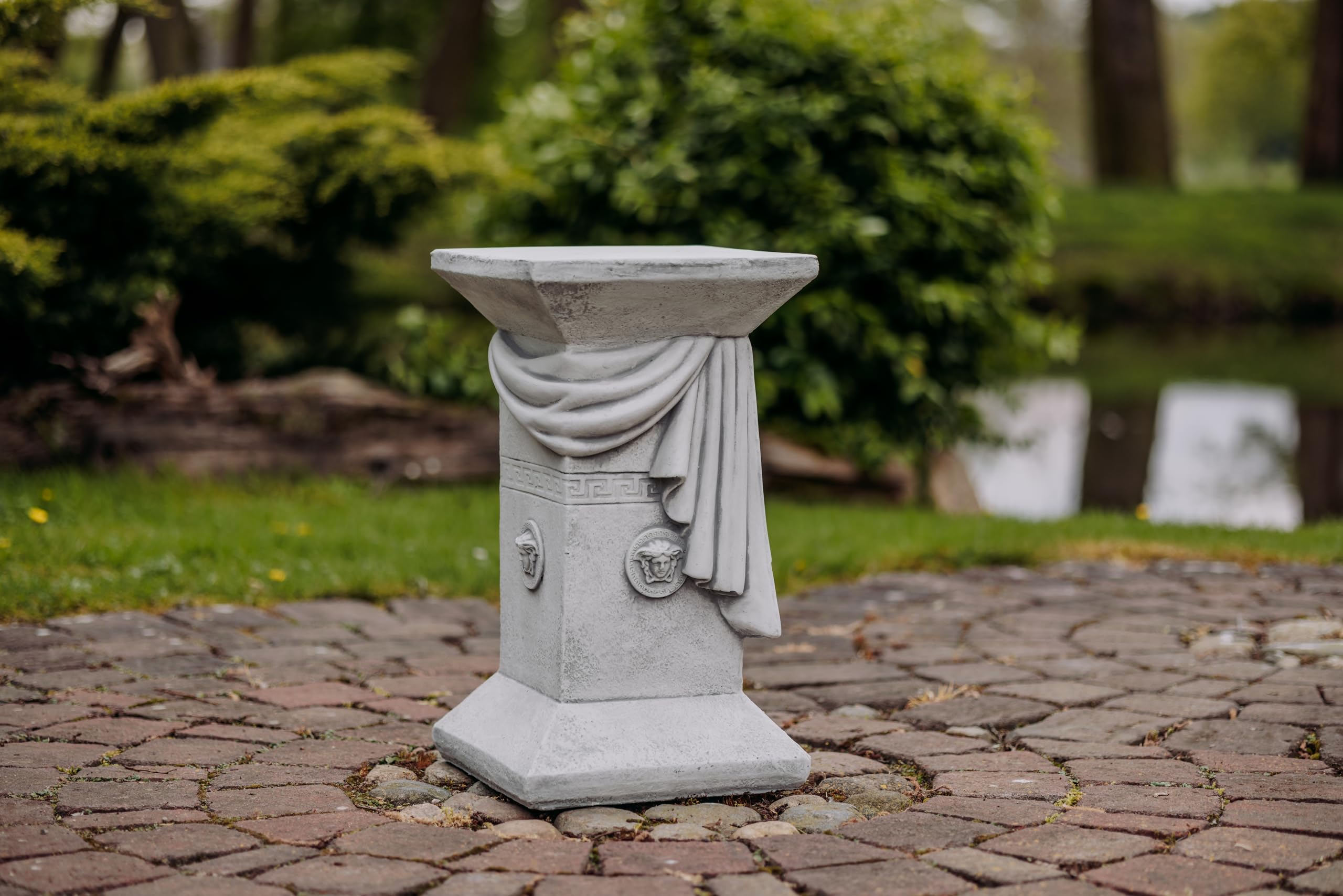 gartendekoparadies.de Sockel Podest mit Designer Motiv aus Steinguss, Grau, Frostsicher für Außenbereich, H. 56 cm, Stellfläche 32 x 32 cm, 71 kg