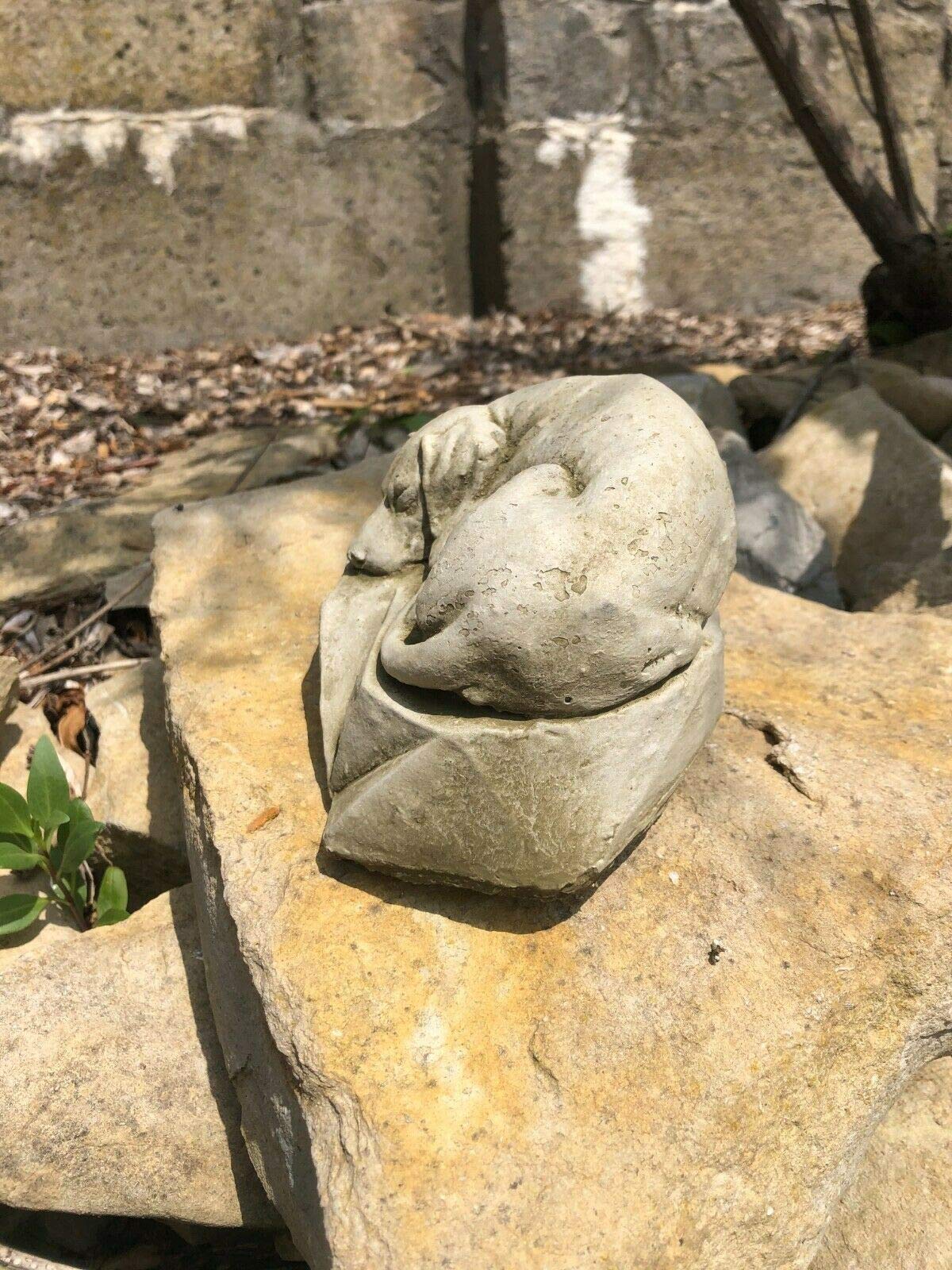 Statua del cane addormentato | Decorazione ornamentale da giardino in pietra ricostituita