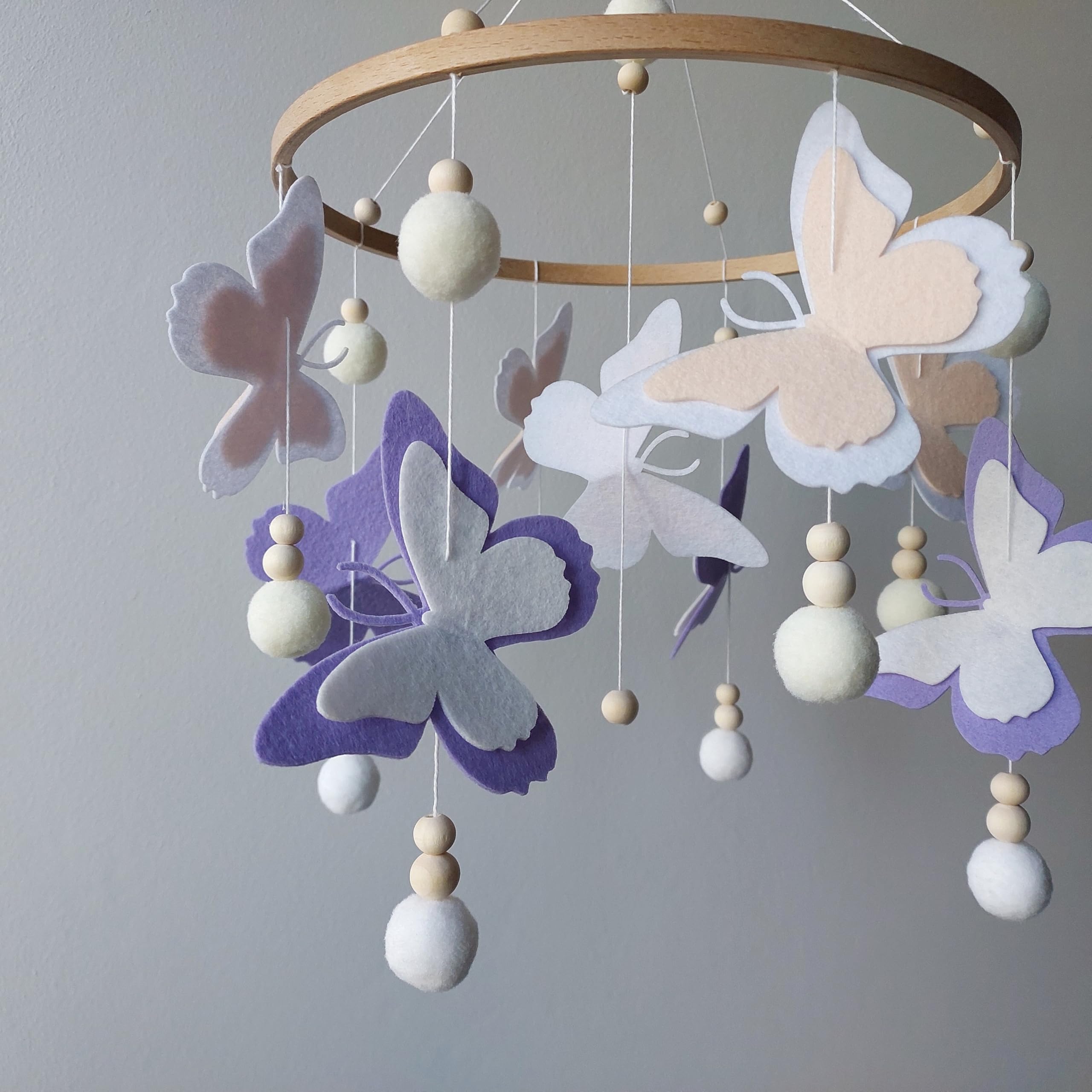 Baby Mobile mit Schmetterlingen, Filzschmetterlingen und Pompons – Handgemachtes Mobile in Lila & Weiß – Perfektes Geschenk zur Geburt oder Mobile für das Babybett - Dekor für ein Kinderzimmer