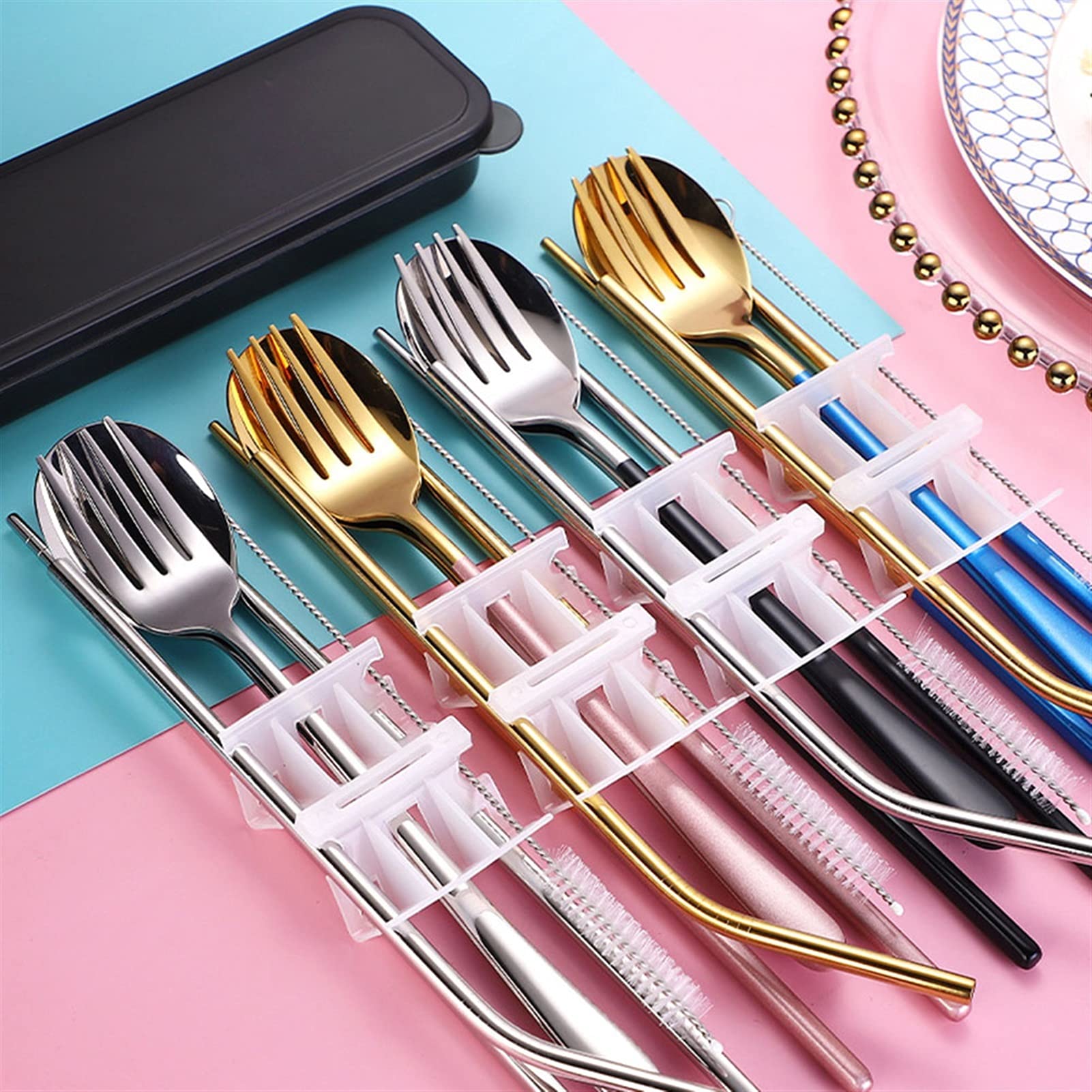 5pcs / Set de dîner de vaisselle Voyage Camping Couverts Ensemble de couverts réutilisables avec des baguettes de fourche de cuillère en paille en métal et un boîtier portable Coutellerie