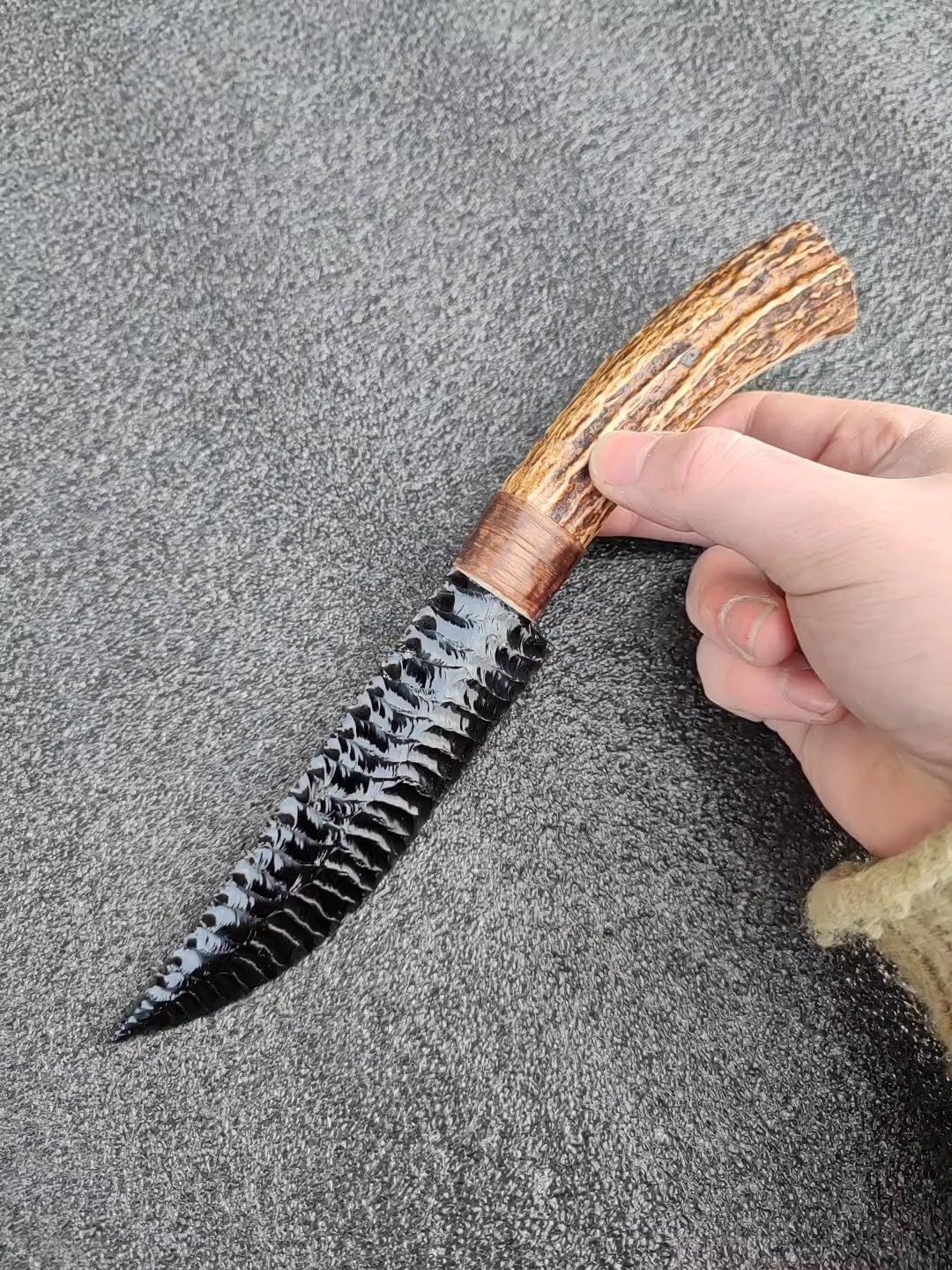 Obsidiaan en vuursteen doe het zelf toolkit, artistiek knutselgereedschap uit het stenen tijdperk, het koperen hamer van het draakkristal, handwerkgereedschappen, professionals en beginners (Color