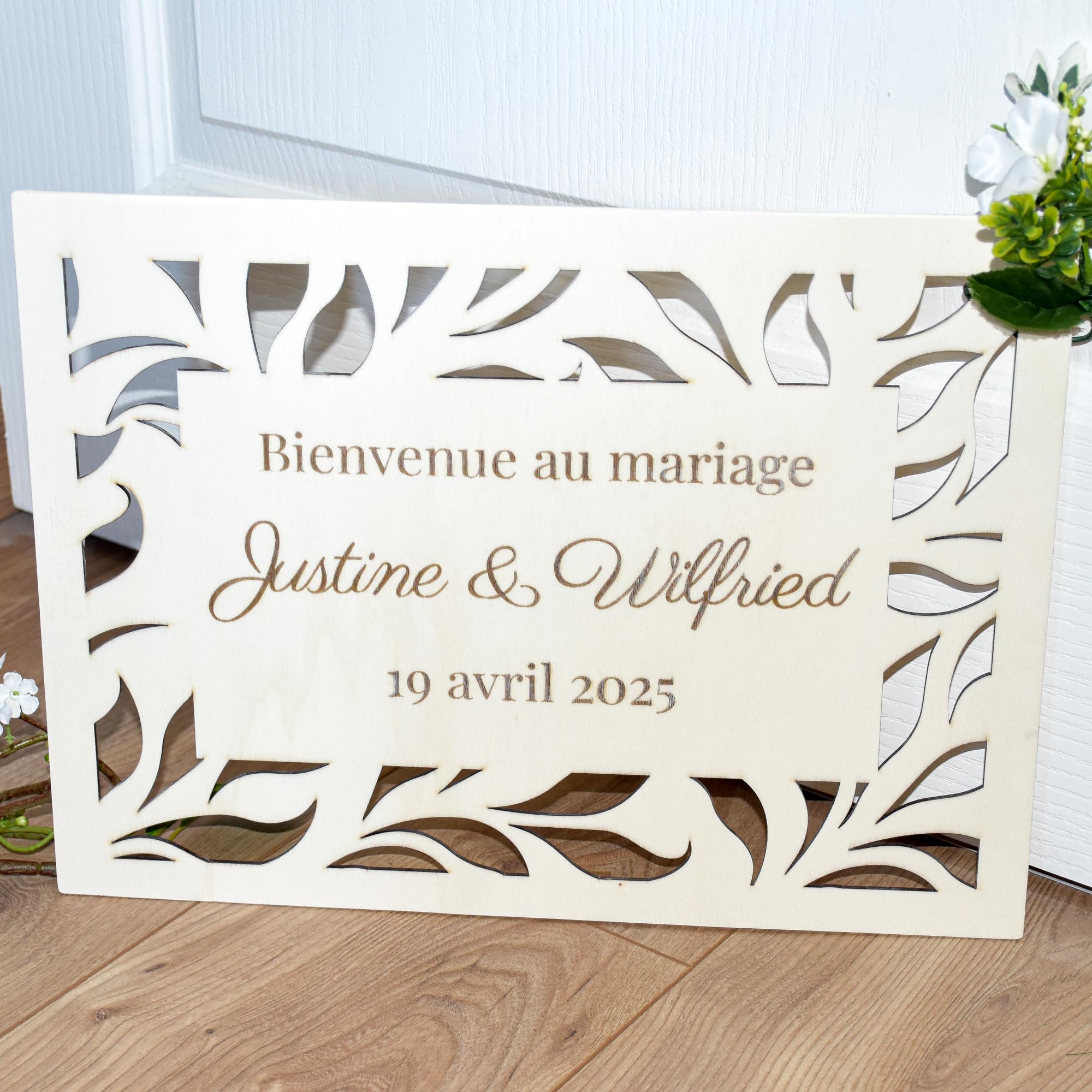 Panneau de mariage personnalisé en bois aux motifs ajourés, bienvenue au mariage de, accueil cérémonie, mariage champêtre, fête, initiales ou prénoms, 30x40cm, horizontal (Feuilles, Prénoms entiers)