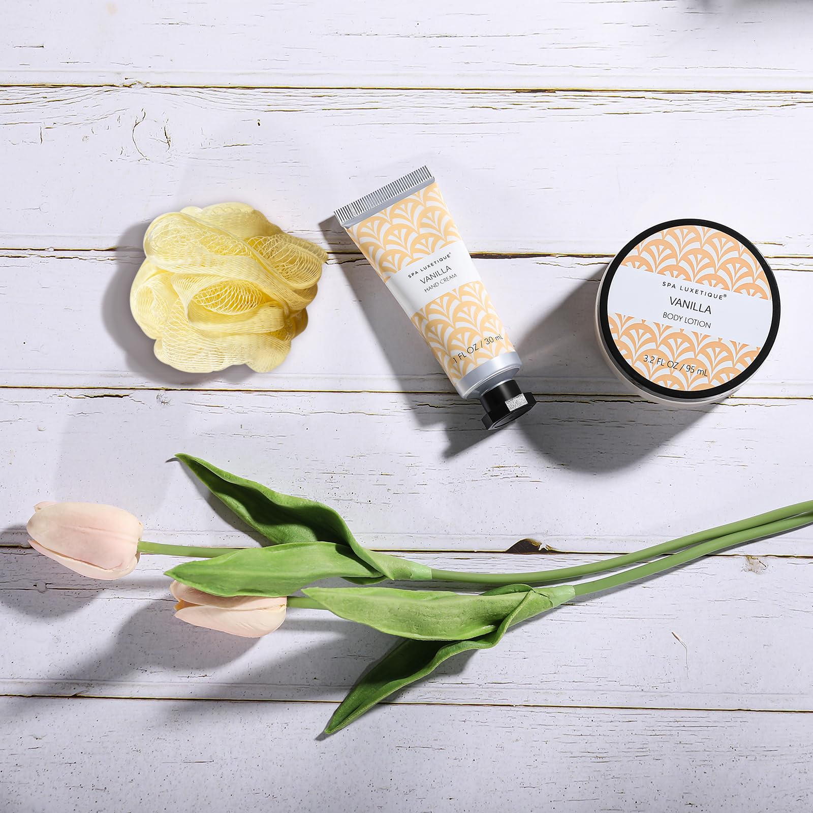 SPA LUXETIQUE Set de Regalo de Baño para Mujer - Set de cuidado con aroma de vainilla con gel de ducha tamaño viaje, loción corporal, baño de burbujas, crema de manos, bolsa de lino con cordón