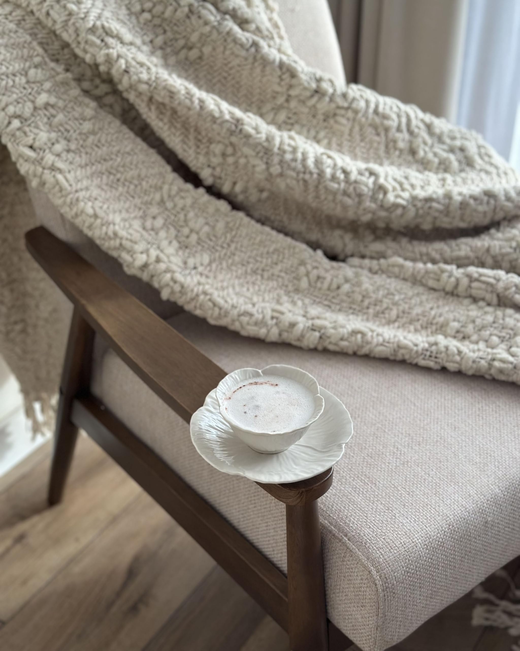 Beliani Sessel Bouclé beige/Dunkelbraun mit Armlehnen Retro Stil Esrum