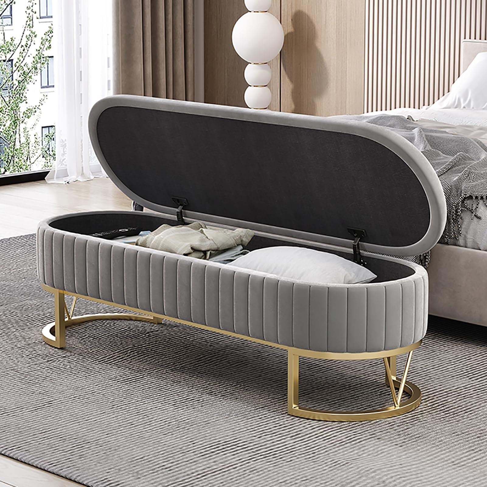 Banc en velours gris et piètement doré pour déco haut de gamme
