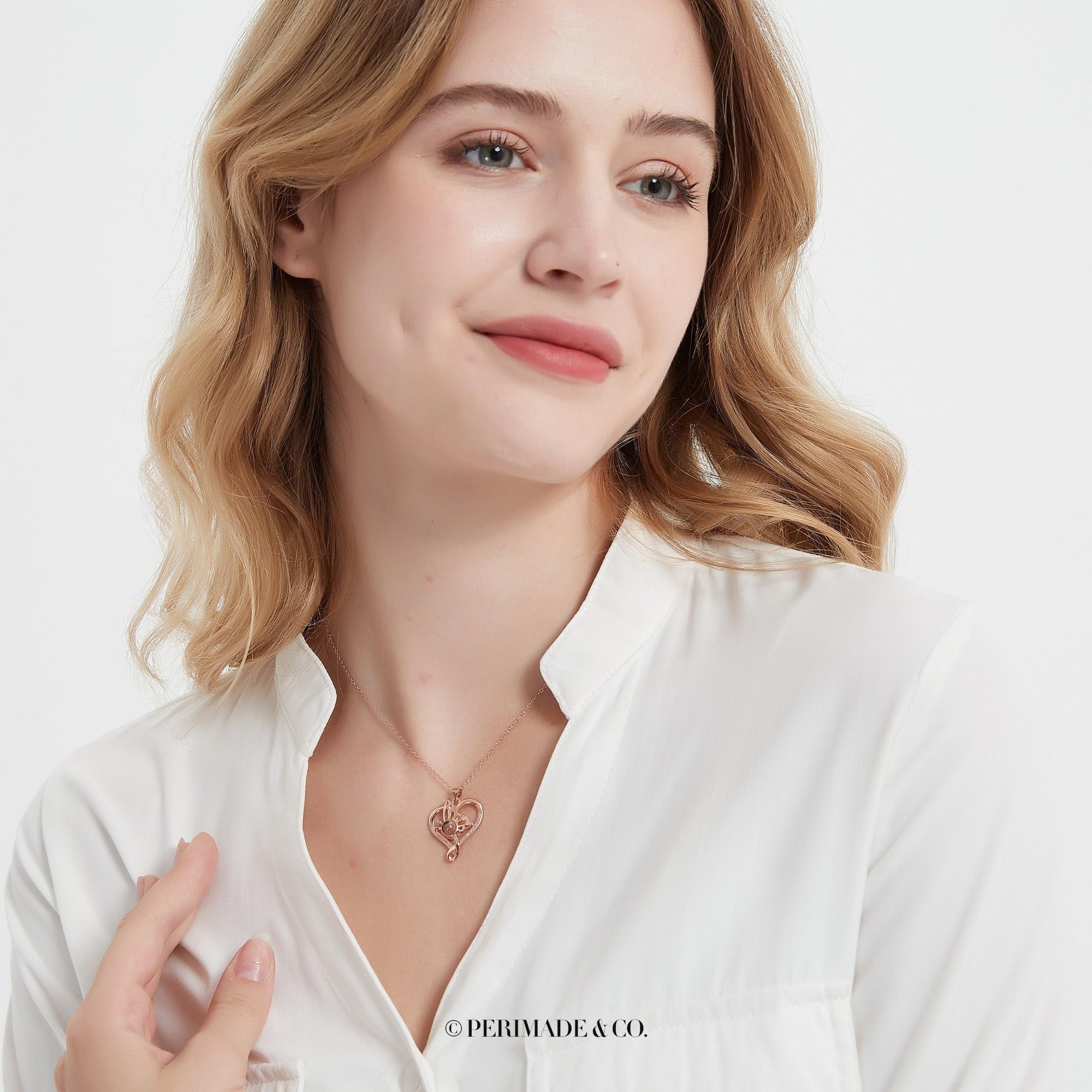PERIMADE Collana con proiezione di immagini personalizzata, ciondolo con foto commemorativa, delicata collana con ciondolo a forma di cuore e farfalla in 100 lingue, oro
